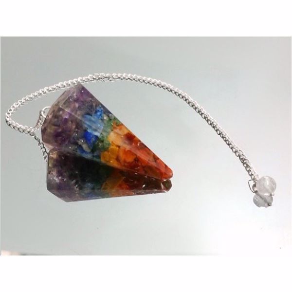 PENDULO DE ORGONITA DE 4 X 2 CM CON 7 CHAKRAS & CADENA DE 18 CM.
Las Orgonitas son auténticos "generadores" de energía positiva, conocida como Energía Universal. Está basado en un proceso que implica la transmutación de la energía, reorganizándola al estado natural, sano. 