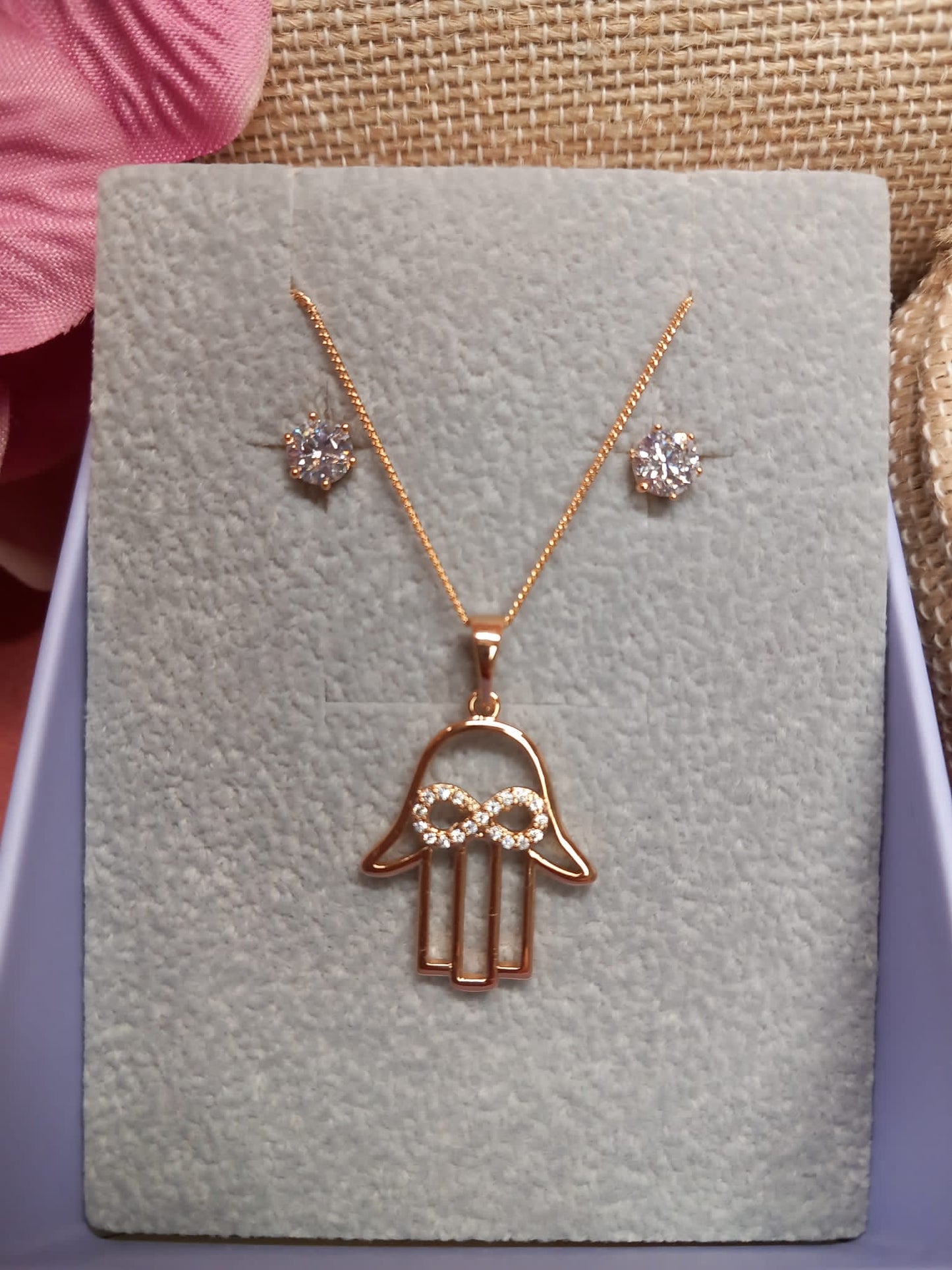 Conjunto Pendientes de Brillante Tuerca de Acero + cadena + colgante de brillantes efecto Swarovski MANO DE FÁTIMA con INFINITO.
