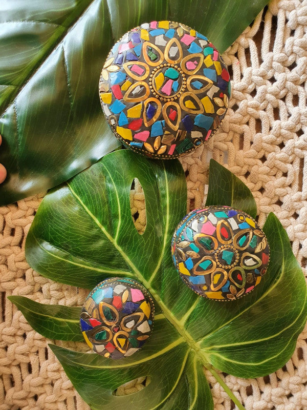 Set de Cajas joyero. Este modelo esta elaborado artesanalmente en metal. Se trata de un juego de tres cajas de diferentes tamaños con forma redondeada.
Destaca su decoración con estilo mosaico realizado con diferentes piezas de mineral.
Medidas aproximadas 7 - 6- 5 cm
Todas guardan el mismo la misma línea pero cada una de ellas es única y diferente.
También está diponible en un tono azul con morado precioso y también disponible en color nácar.