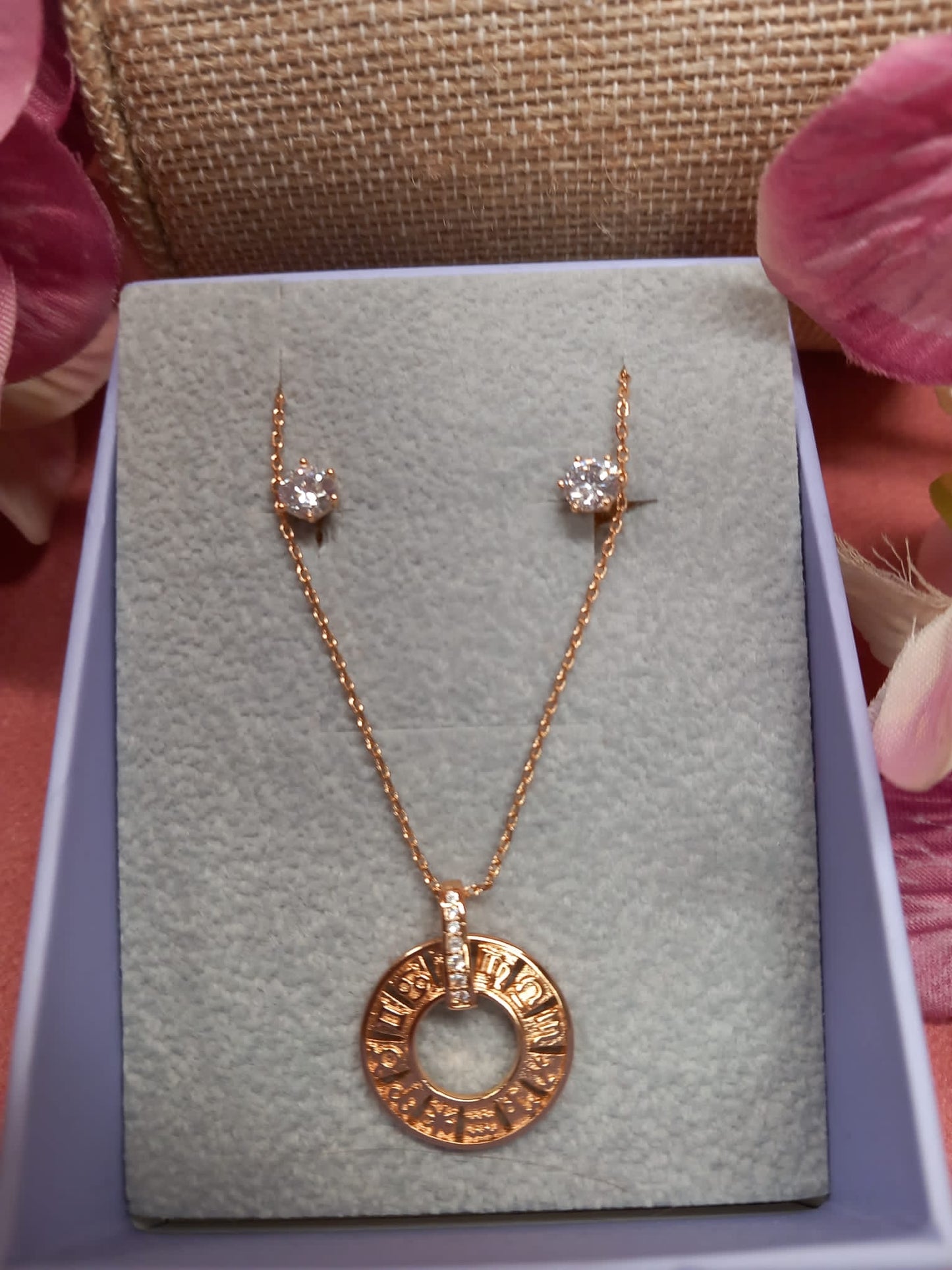 Conjunto Pendientes de Brillante Tuerca de Acero + cadena + colgante de brillantes efecto Swarovski CIRCULO ZODIACAL.