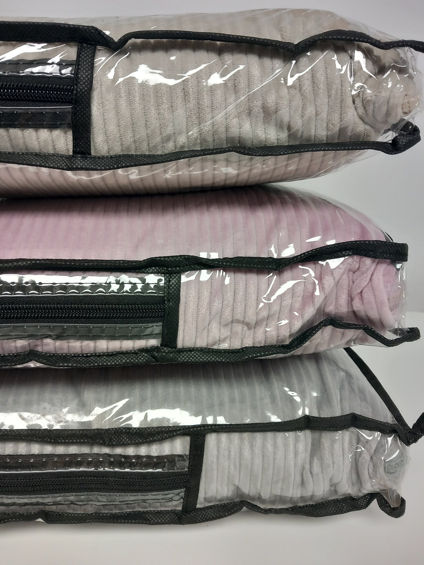 Manta-cojín Sherpa para sofá sherpa Beige, Violeta y Gris Tiffany de Catotex.