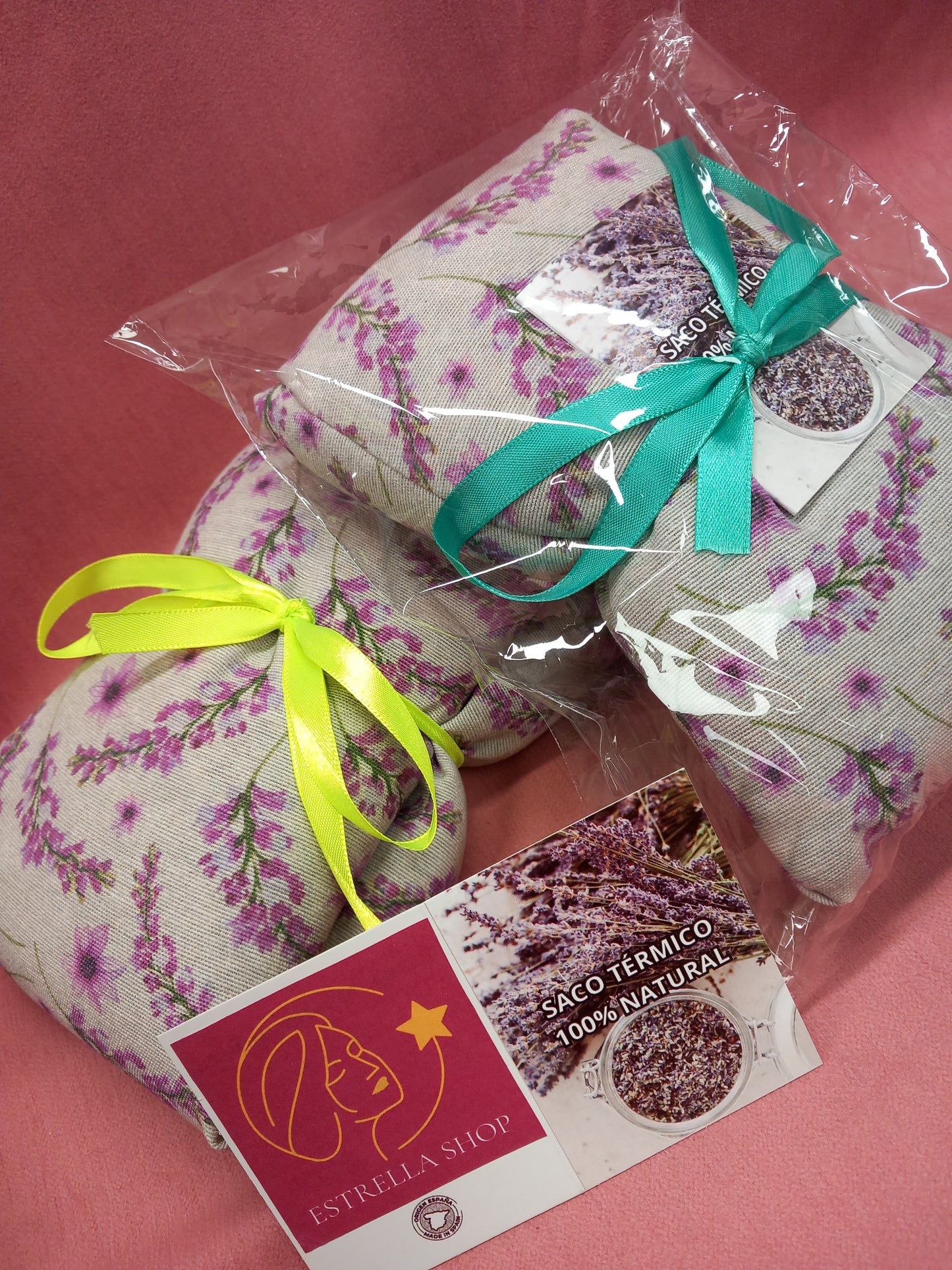 Foto sacos terapeúticos flores de lavanda en tonos malva sobre fondo gris.100%Natural.