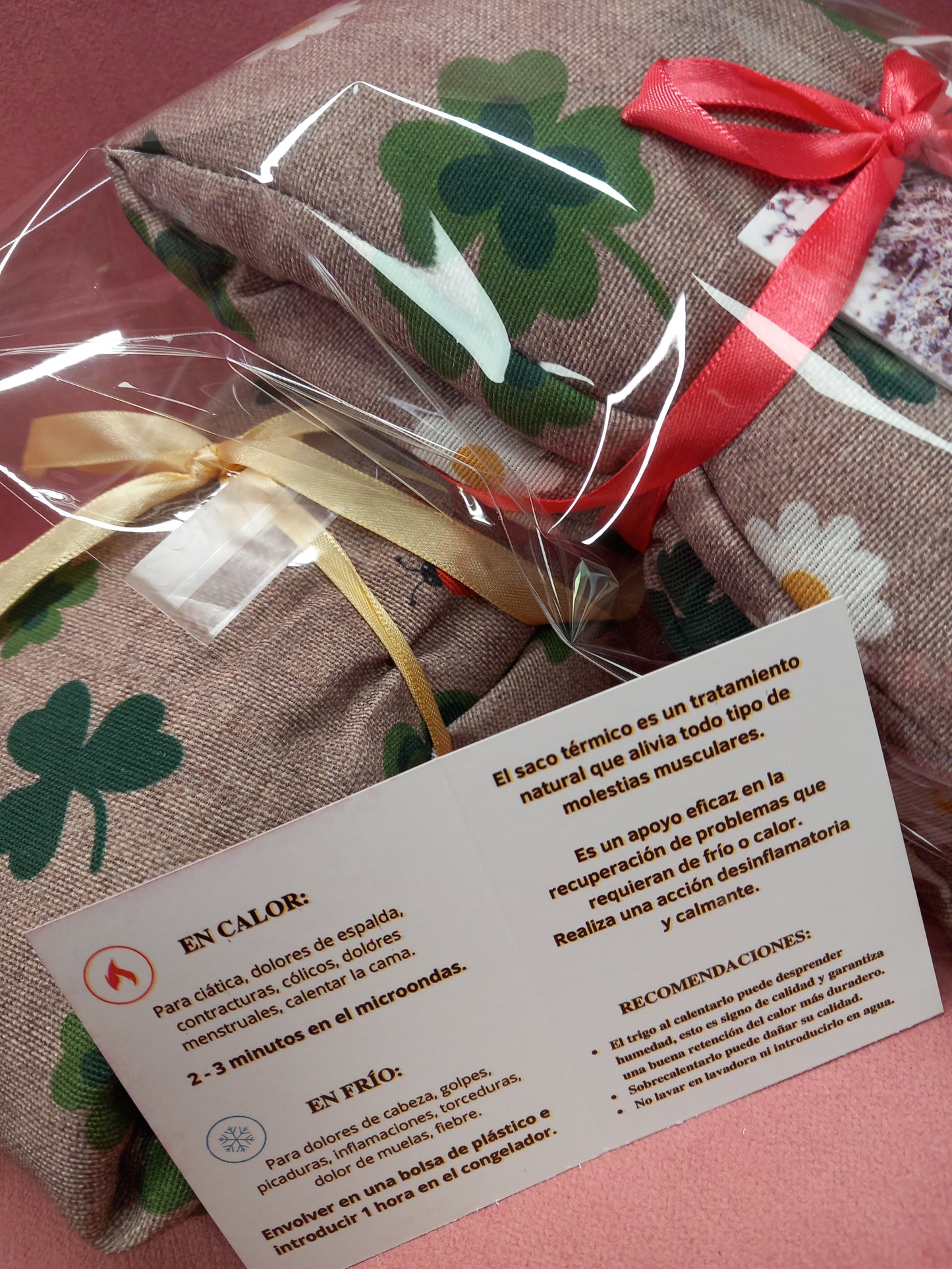 Saco de tréboles sobre fondo tostado.Envío gratis.