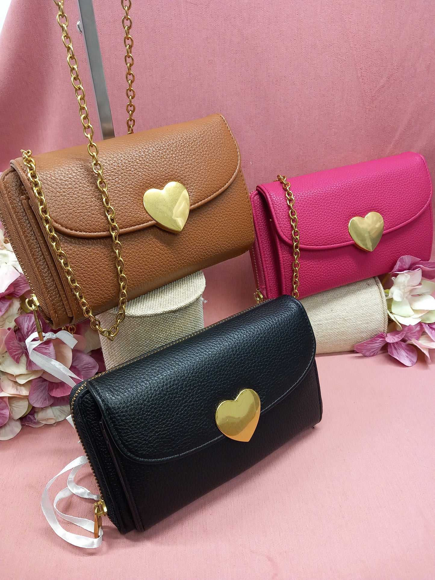 Bolso convertible en cartera con cadena opcional.