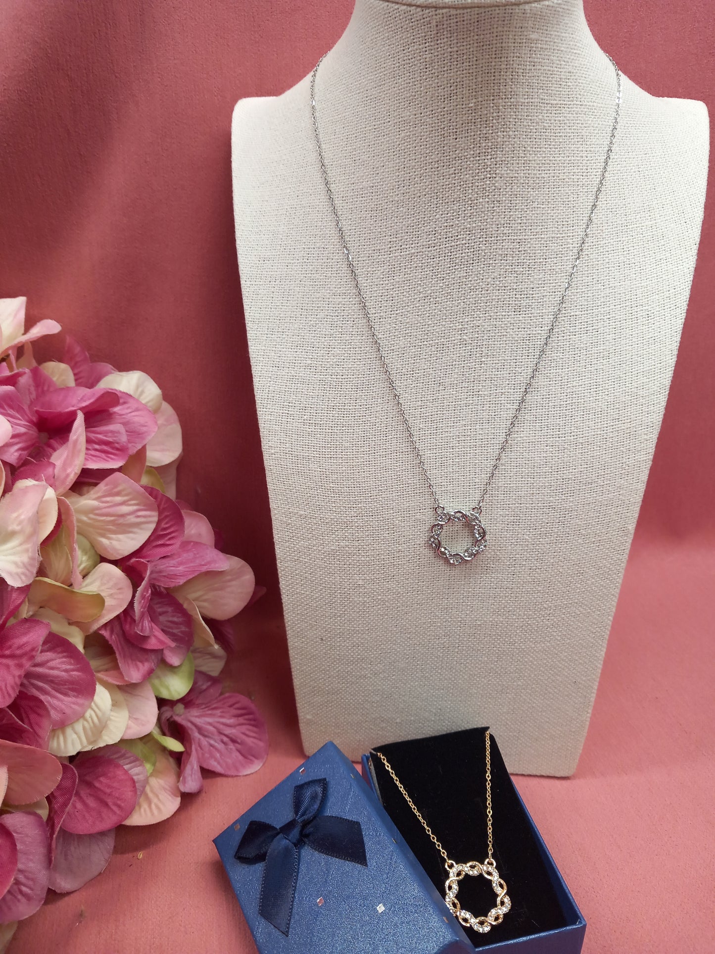 Círculo familiar collar con colgante.