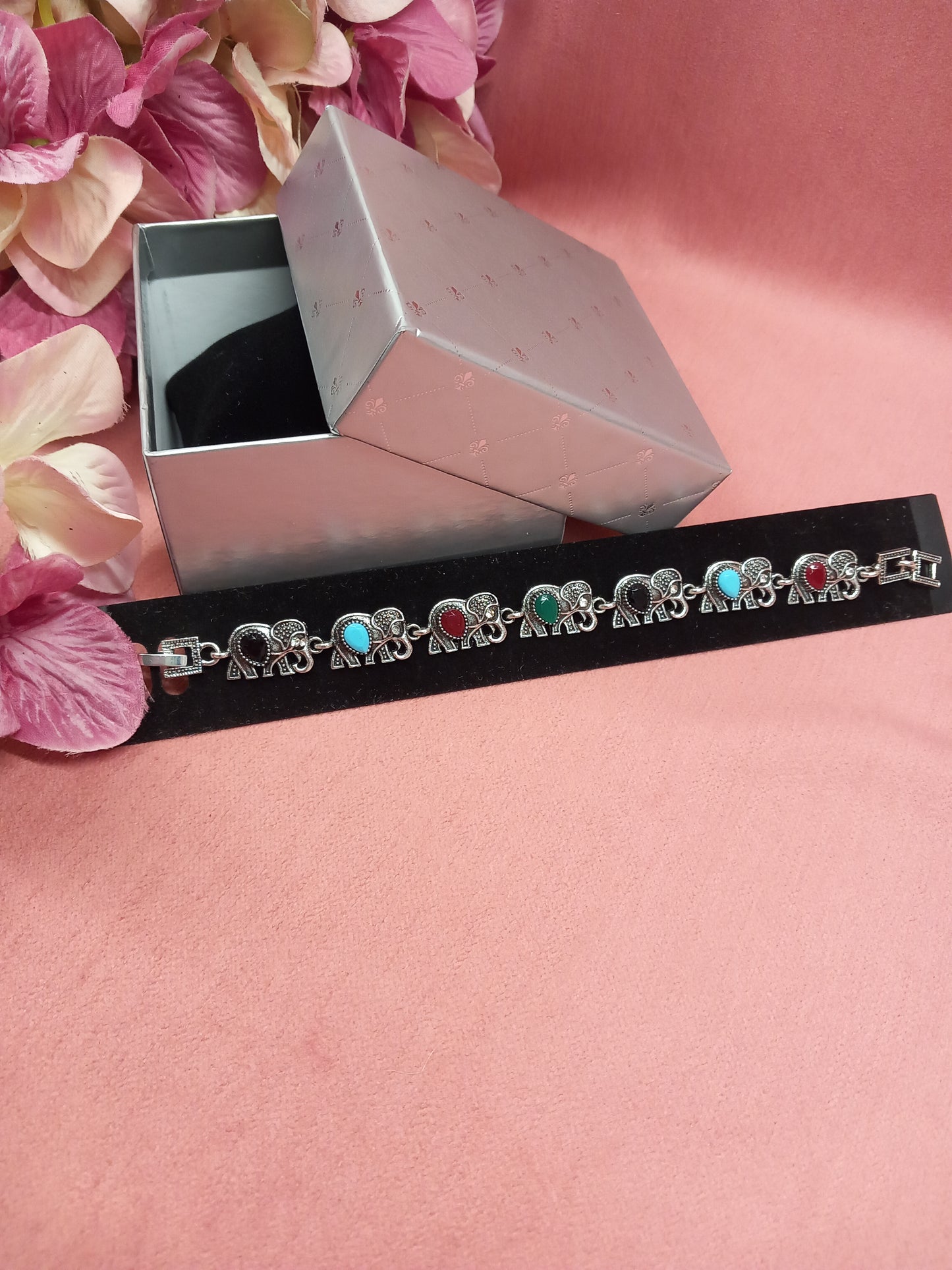 Pulsera estilo victoriano con elefantes y piedras en colores.