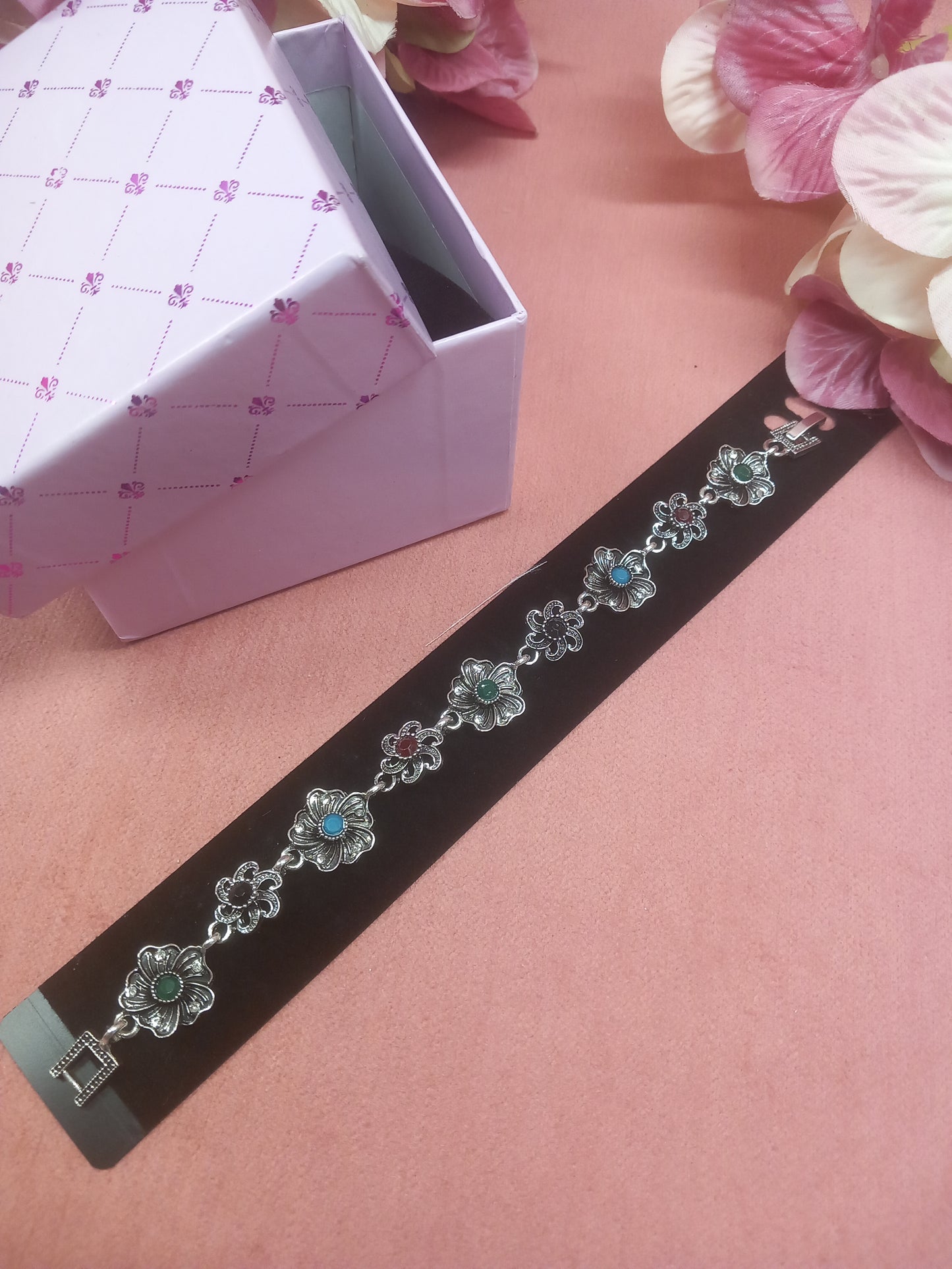 Pulsera de flores victorianas con piedrecitas.