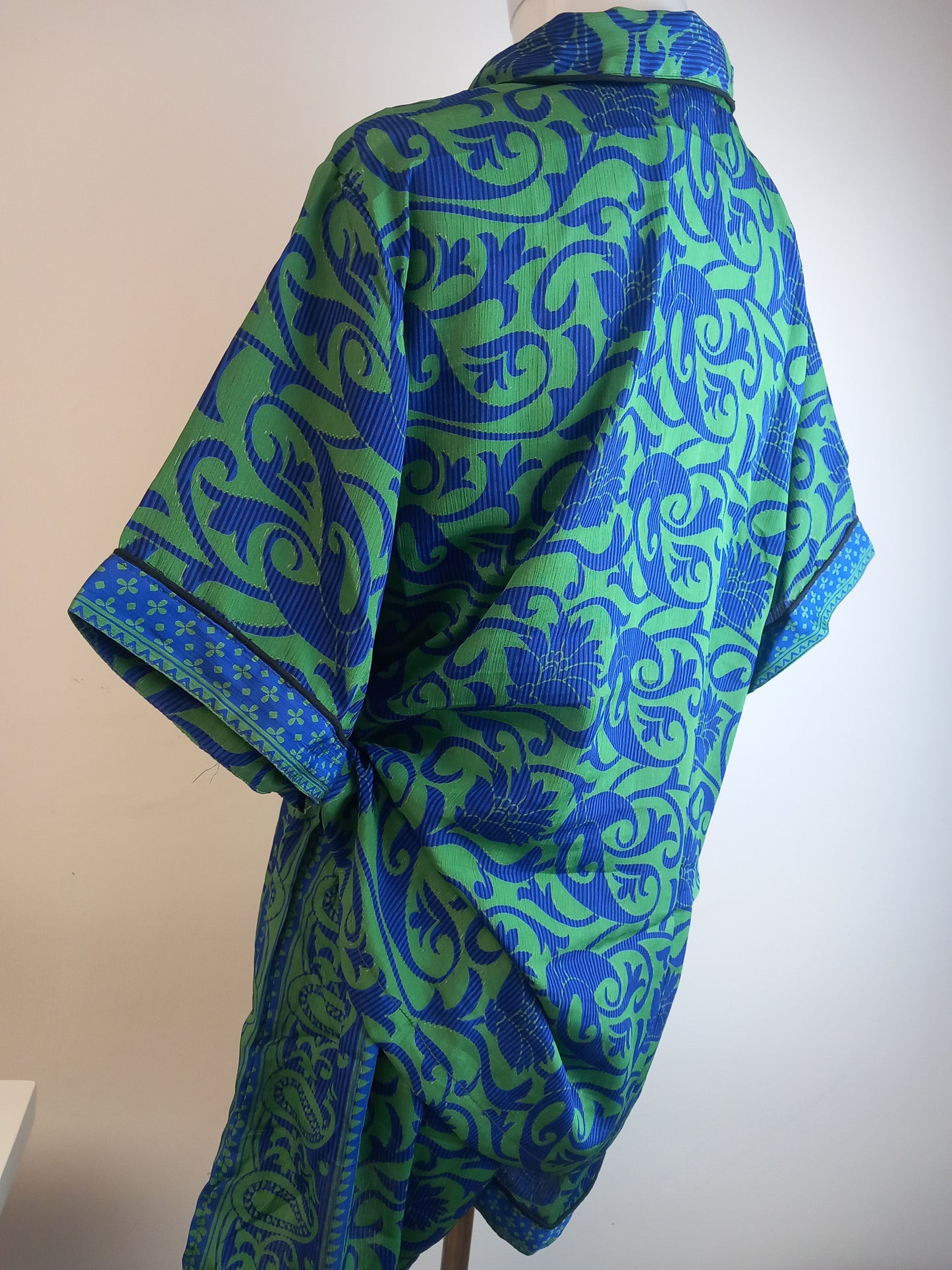 Pijamas India con preciosos estampados.Manga y pantalón corto.Talla única con bolsa a juego,28.99€,envío gratis.Modelo Azul floral