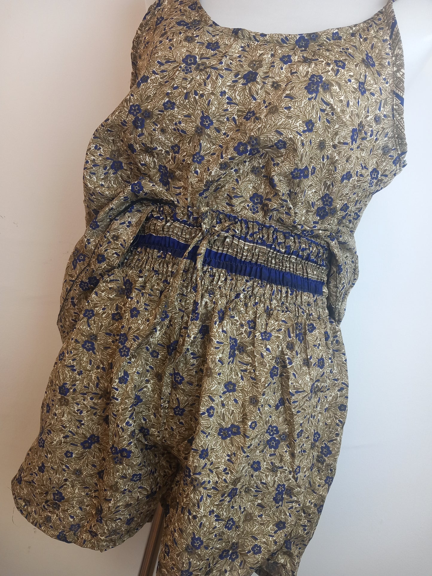 Pijamas India con preciosos estampados.Top tirantes y pantalón corto.Talla única con bolsa a juego,25.99€,envío gratis.Modelo Florecitas azules.