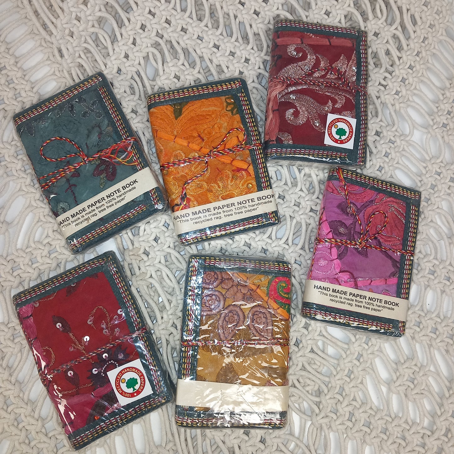 LIBRETA PATCHWORK
Un pequeño tesoro artesanal para escribir momentos especiales. La Libreta Patchwork XS es una pieza única, elaborada con papel reciclado de gran gramaje y cubierta con retales bordados, lo que la convierte en un accesorio ecológico y exclusivo. Su cierre con cordón añade un toque rústico y práctico, ideal para llevar en el bolso o como un regalo especial con historia y personalidad.
Características:
- Medida: 8x10 cm aprox.
- Material: Algodón y papel reciclado
- Técnica: Patchwork art