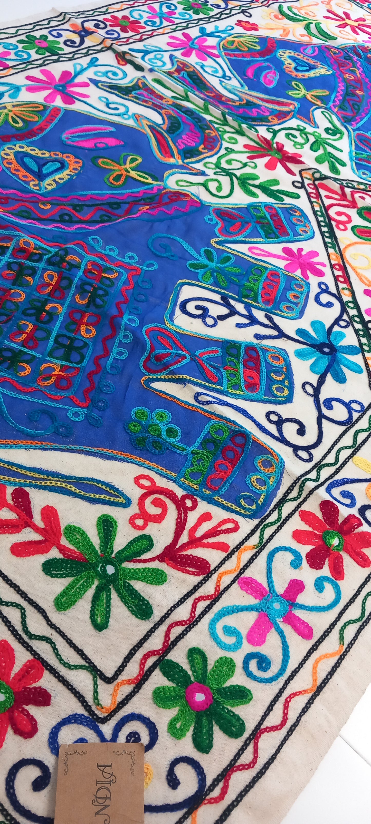 TAPIZ QUE ES UNA PIEZA ARTESANAL QUE TRANSMITE FUERZA Y BELLEZA EN CADA PUNTADA.90X130CM.