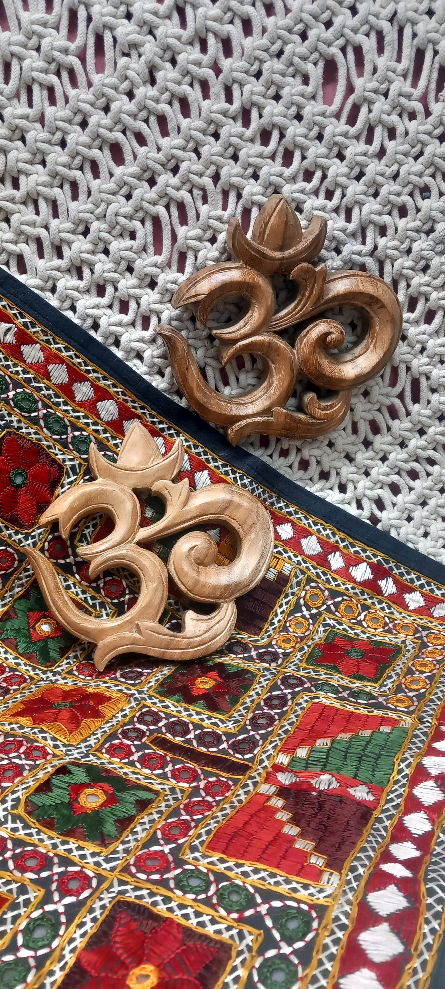 PIEZA DECORATIVA DE MADERA 14X14CM,JOYA ESPIRITUAL TALLADA CON ALMA.ES ENVÍO GRATIS Y SIN PEDIDO MÍNIMO.