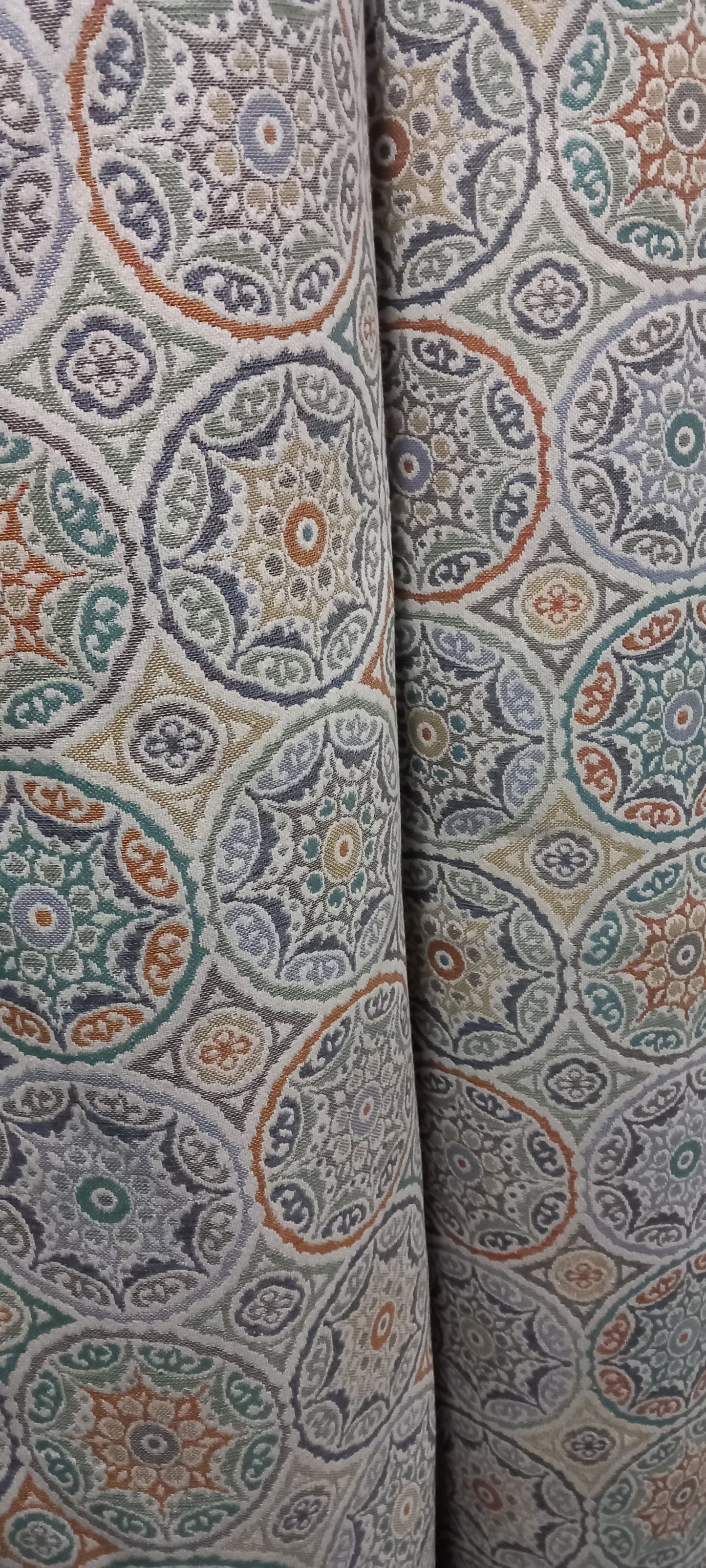 TELA MANDALAS DE ALGODÓN GOBELINO POR METROS,TESTOR TEXTIL CON ESTAMPADOS ÚNICOS. SE VENDE POR METROS Y CADA METRO ES DOBLE DE ANCHO.ENVÍO GRATIS SIN PEDIDO MÍNIMO.