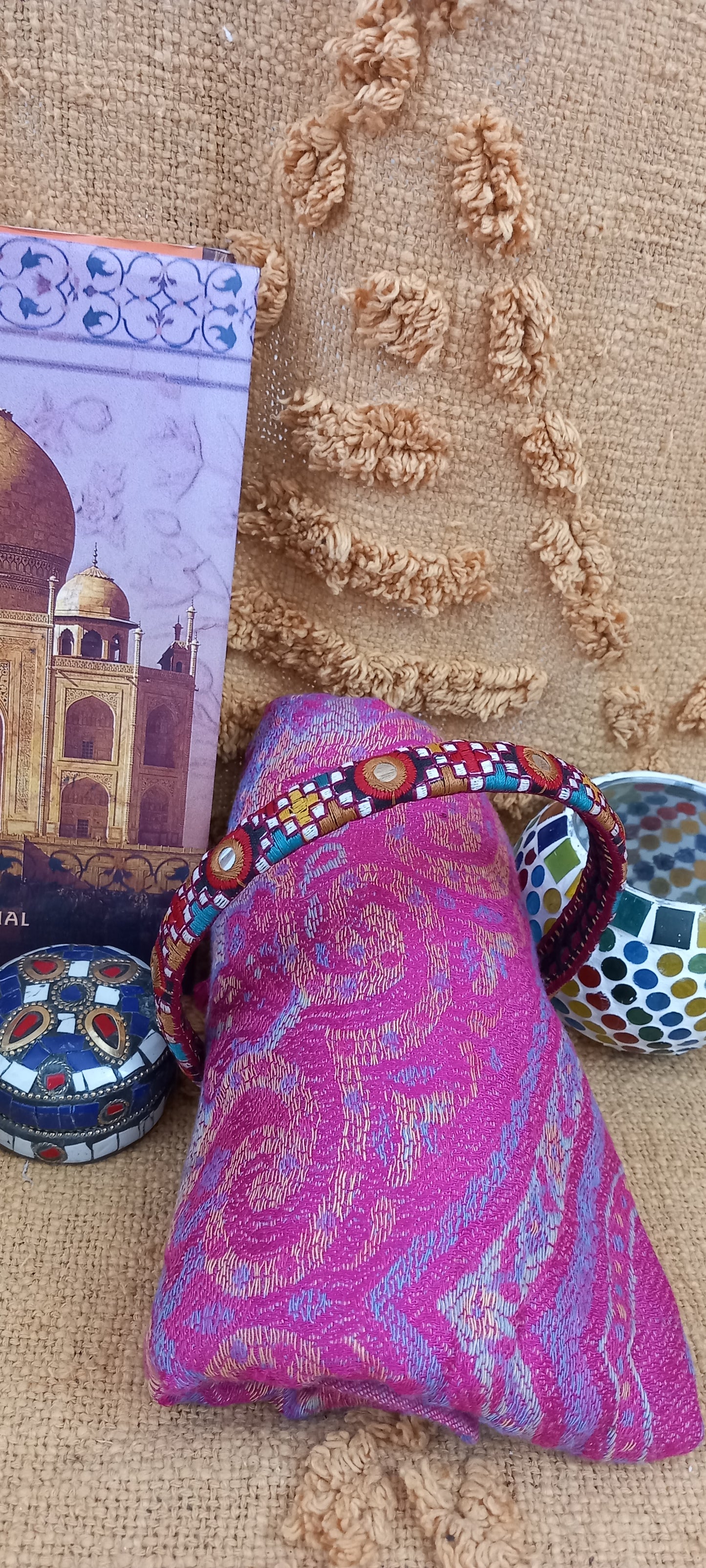 DIADEMA BANJARA CON ENVÍO GRATIS,ELABORADA CON RETALES DE ANTIGUOS BORDADOS.