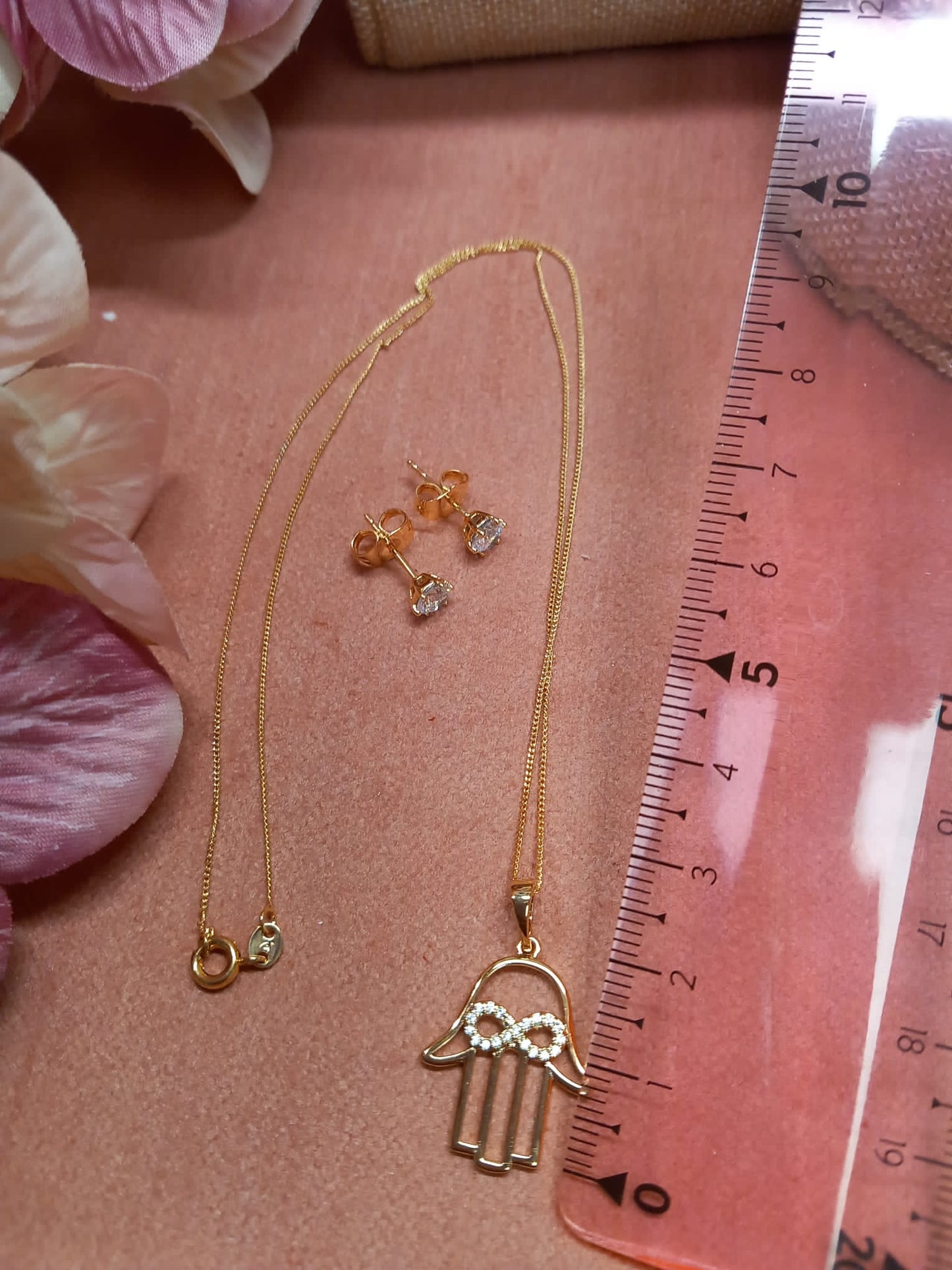 Conjunto Pendientes de Brillante Tuerca de Acero + cadena + colgante de brillantes efecto Swarovski MANO DE FÁTIMA con INFINITO.