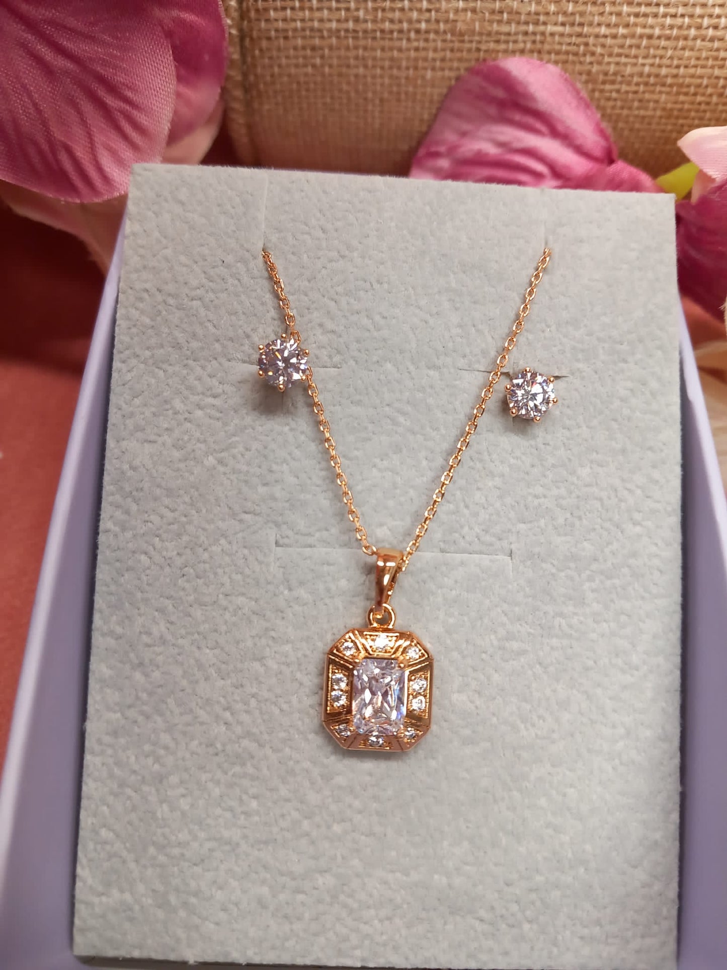 Conjunto Pendientes de Brillante Tuerca de Acero + cadena + colgante de brillantes efecto Swarovski CUADRADO CRISTAL.