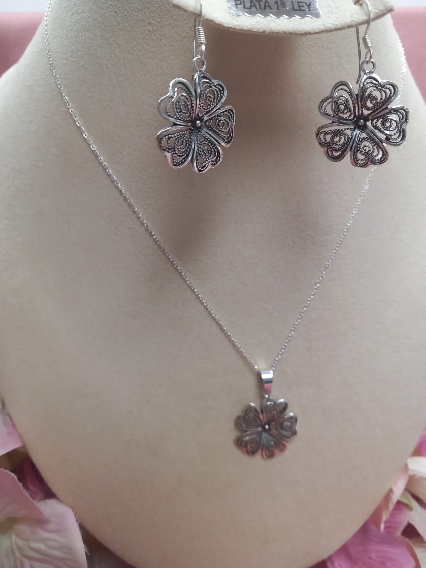 Conjunto Mandala Floral Pendientes plata + cadena plata + colgante a juego.