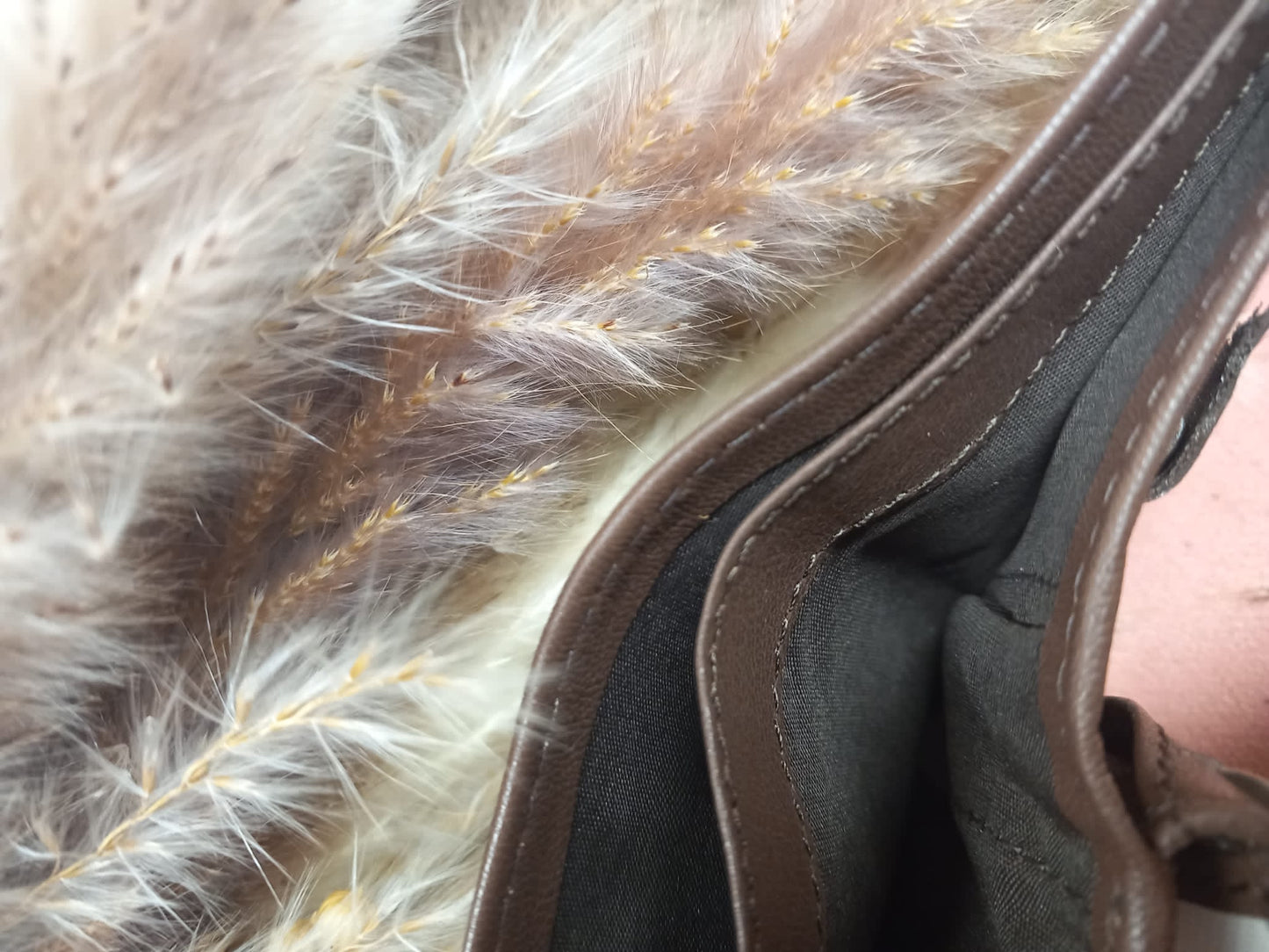 Cartera de Piel en Marrón con diferentes departamentos.