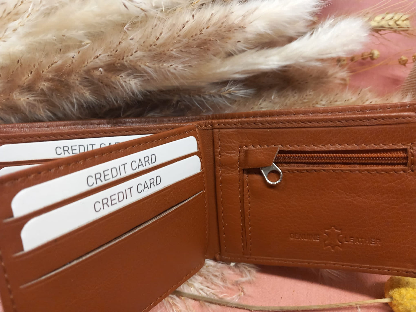 Cartera de Piel en Camel con diferentes departamentos.