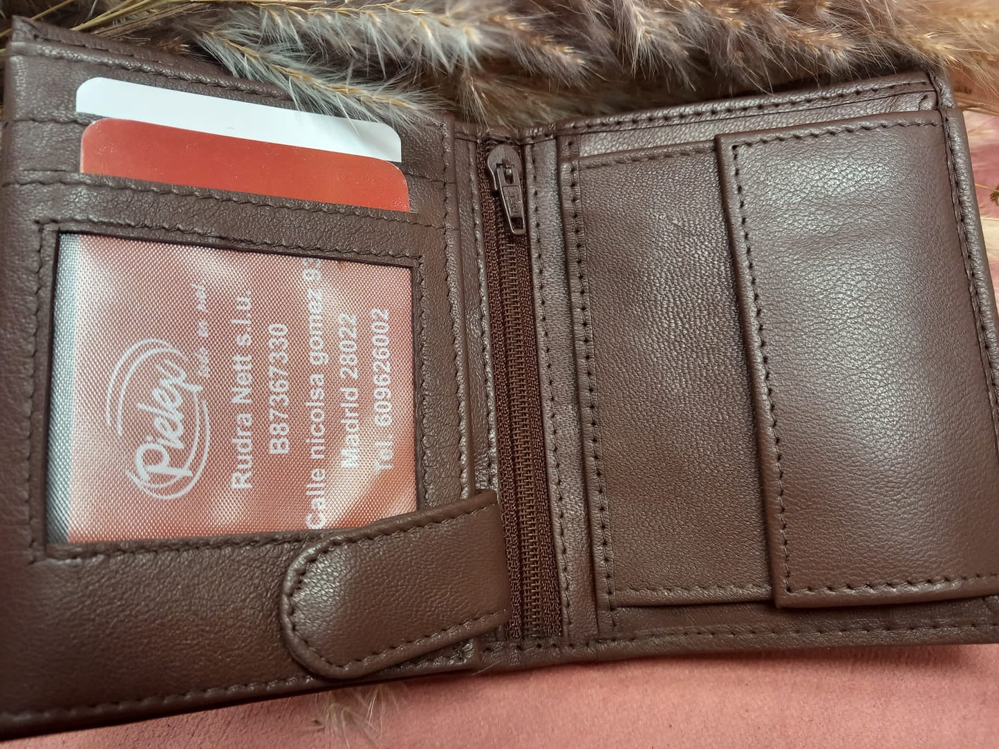 Cartera de Piel en Marrón con diferentes departamentos.