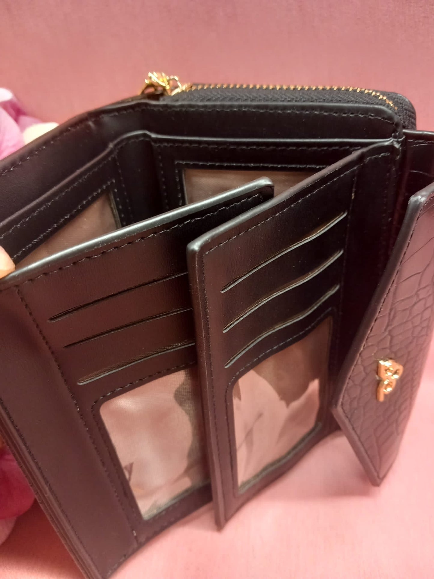 Cartera piel de cocodrilo con cremallera y Broche a presión .Multiples departamentos.