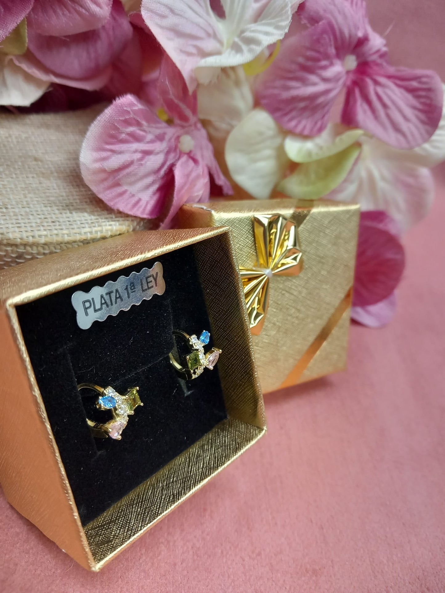 Aros en Plata de Ley rodiada y BAÑO DE ORO con circonitas de colores.