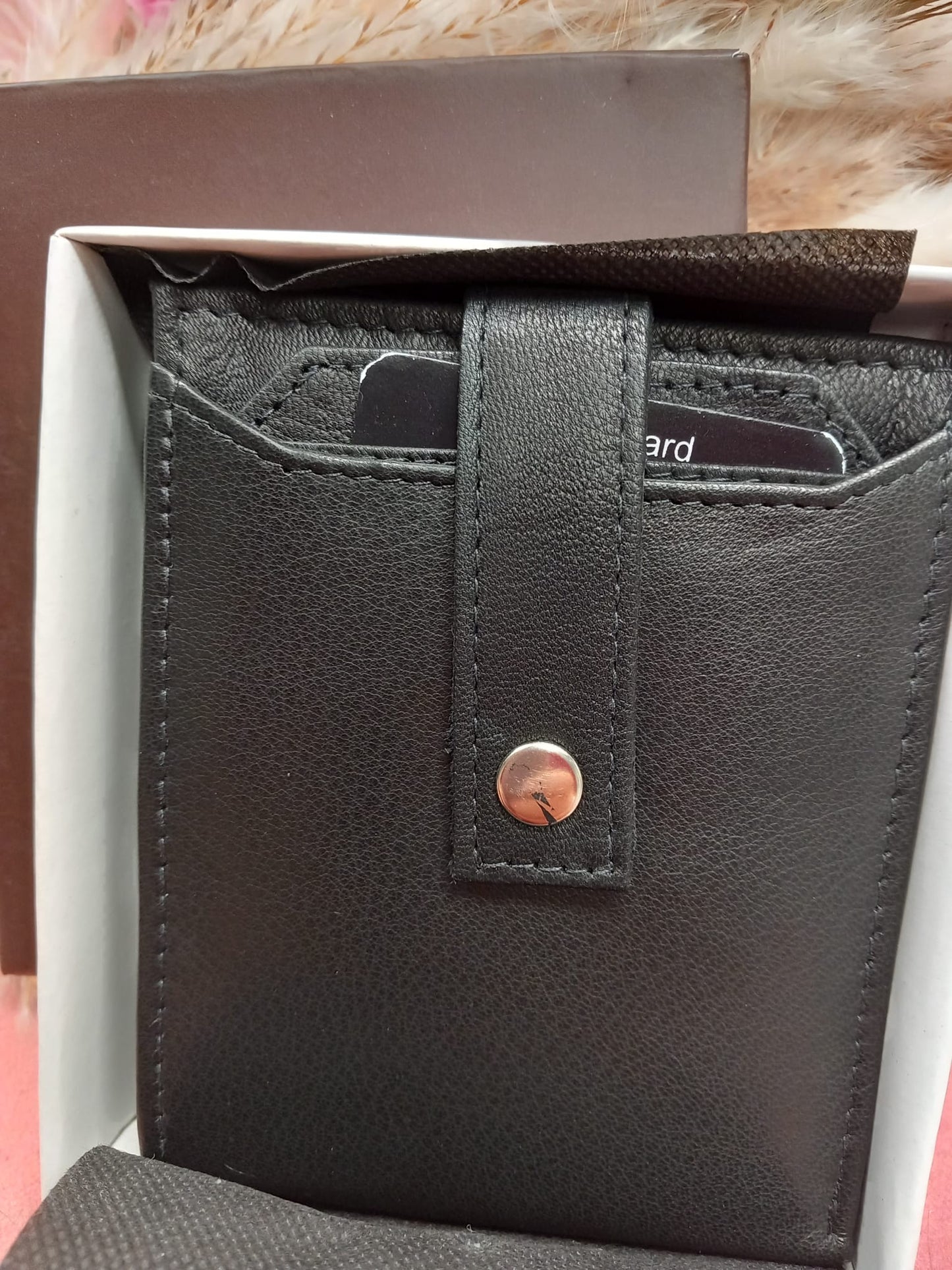 Cartera de Piel en Negro con diferentes departamentos.