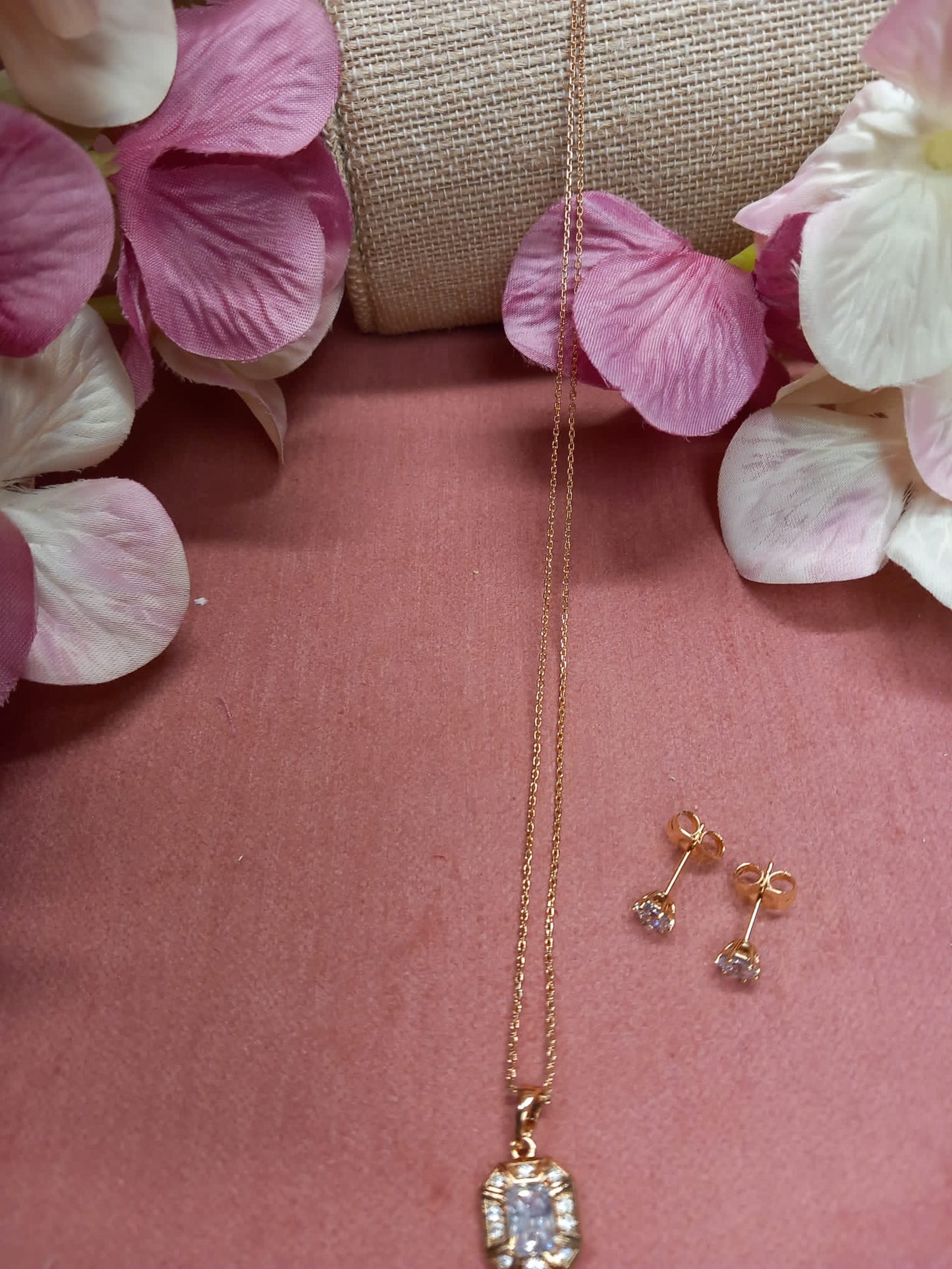 Conjunto Pendientes de Brillante Tuerca de Acero + cadena + colgante de brillantes efecto Swarovski CUADRADO CRISTAL.