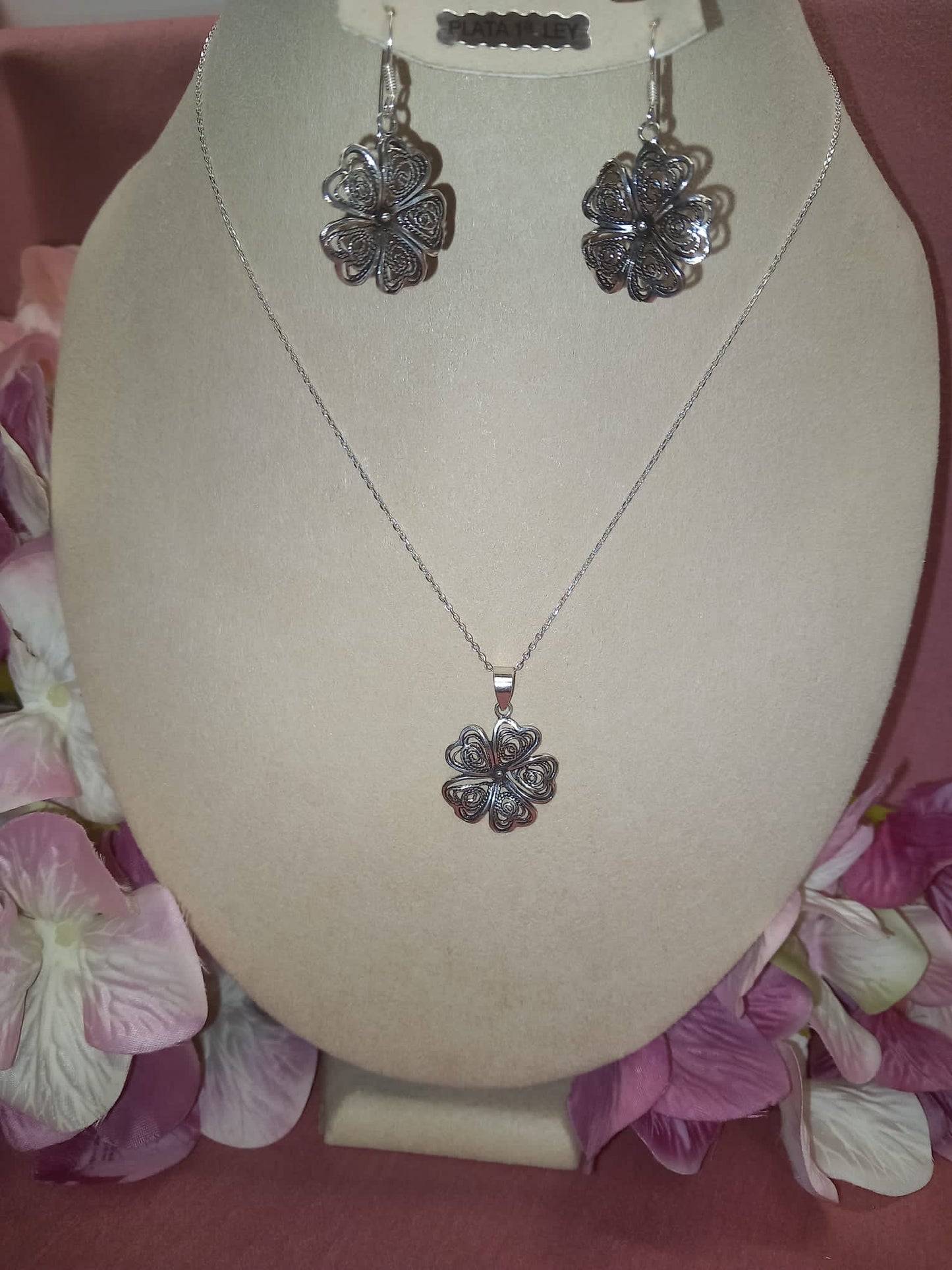 Conjunto Mandala Floral Pendientes plata + cadena plata + colgante a juego.