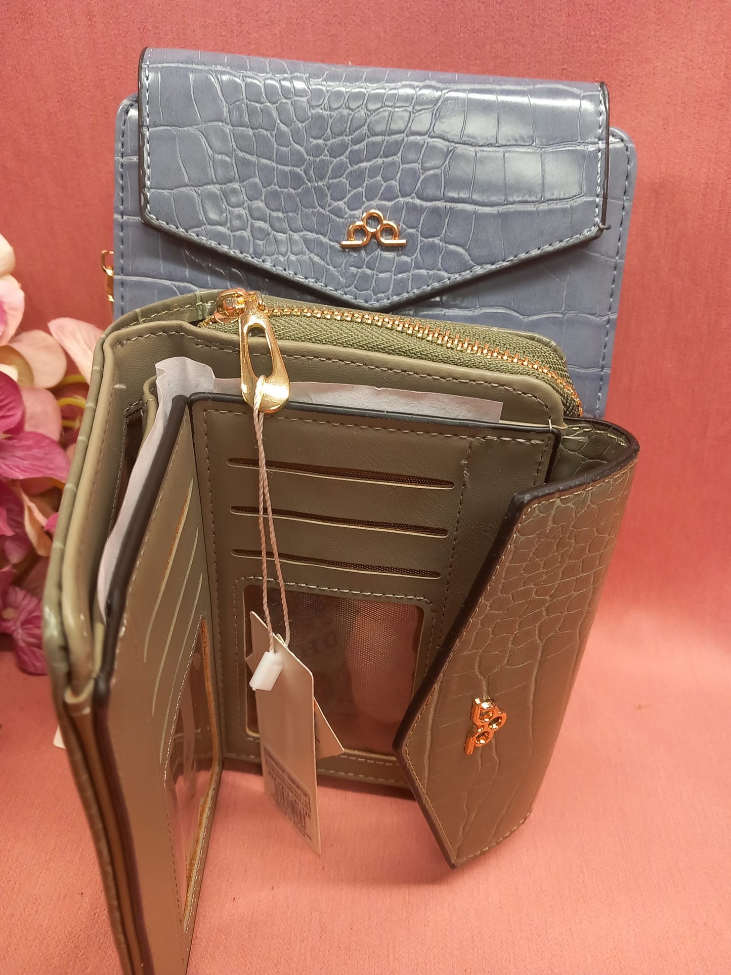 Carteras piel de cocodrilo con cremallera y Broche a presión .Multiples departamentos.