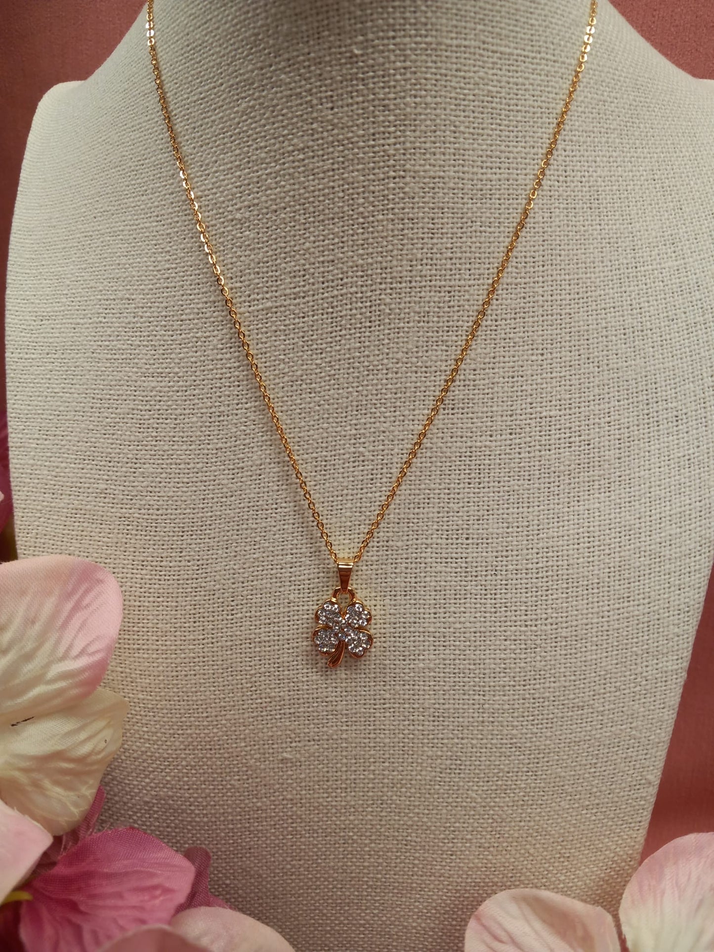 Conjunto Pendientes de brillantito Tuerca de Acero + cadena + colgante de TRÉBOL.