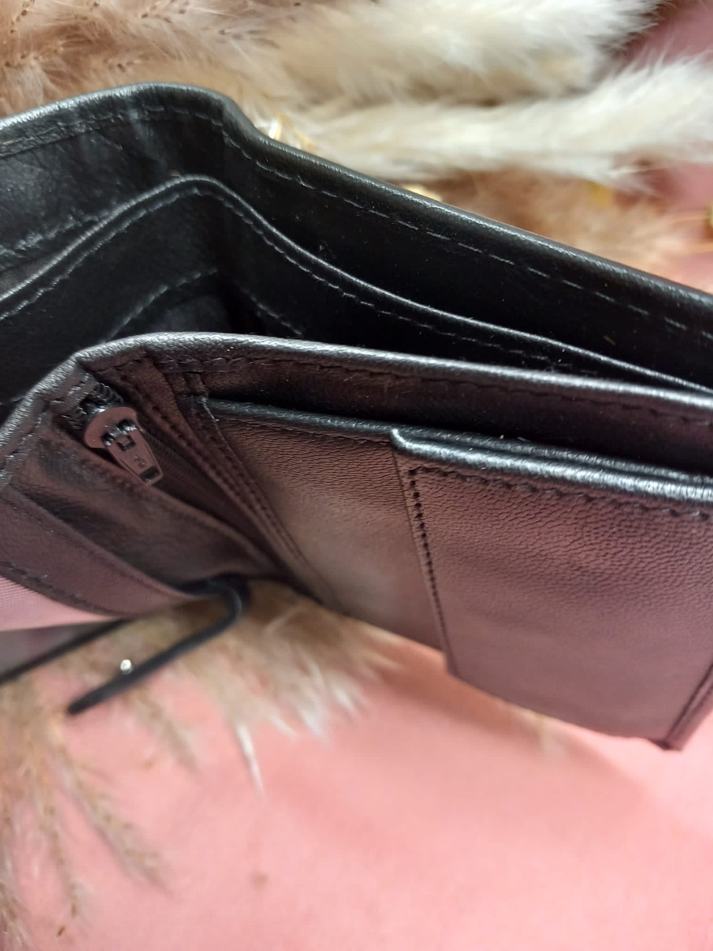 Cartera de Piel en Negro con diferentes departamentos.