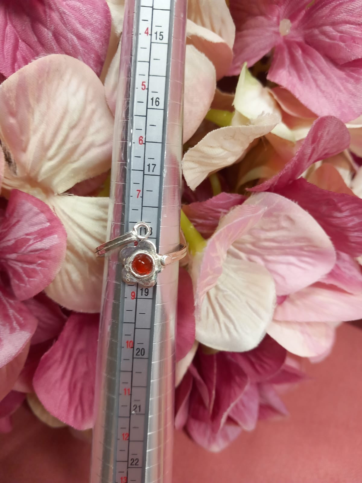 Anillo de plata de 1ª ley con piedra mineral roja en una flor
