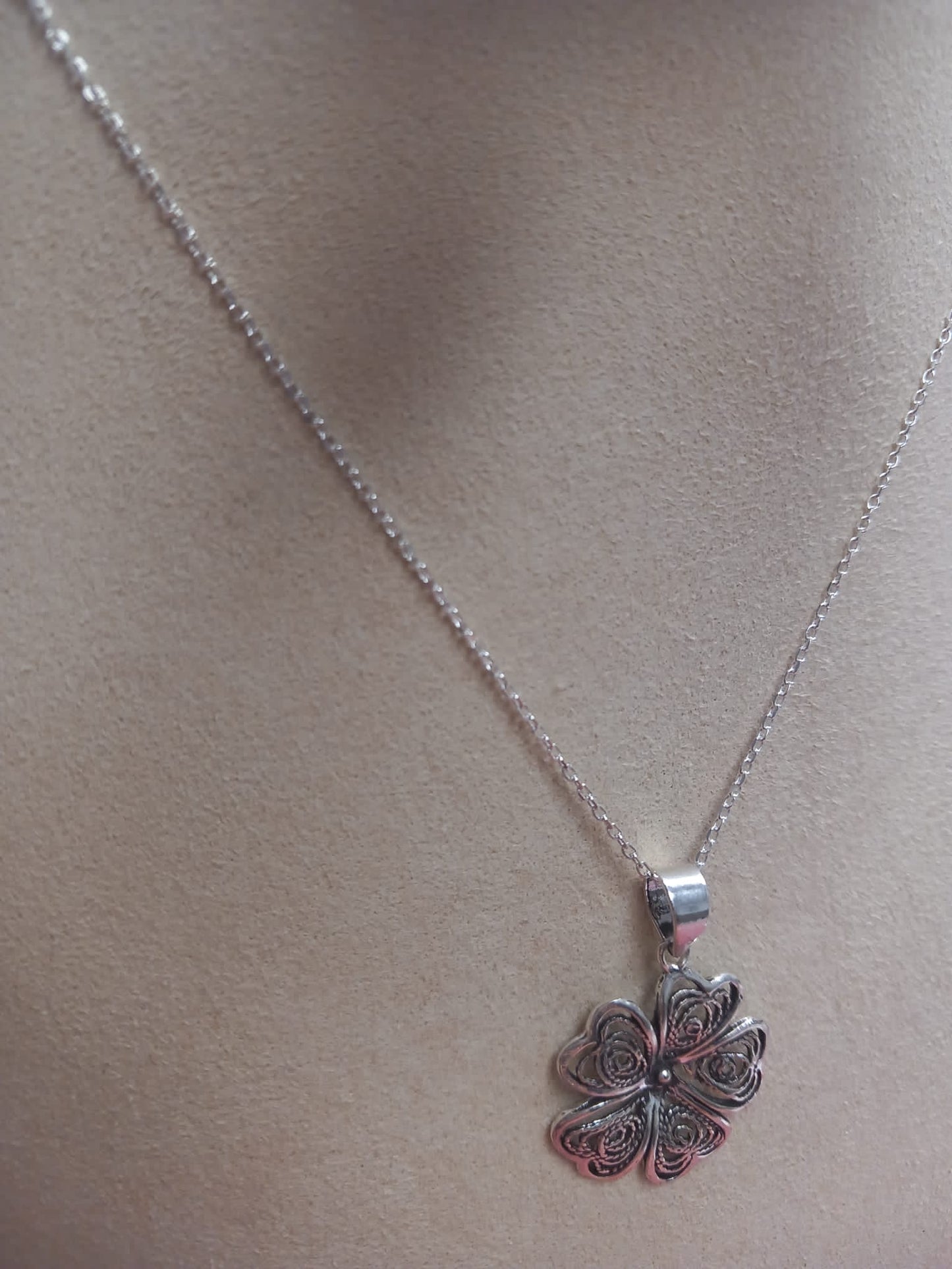 Conjunto Mandala Floral Pendientes plata + cadena plata + colgante a juego.