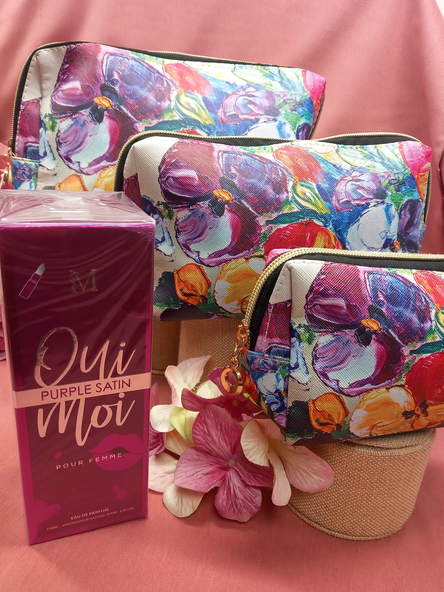 TOILET AND PERFUME SET
Set 3 Toilet Bags + GIFT PERFUME. 100ml