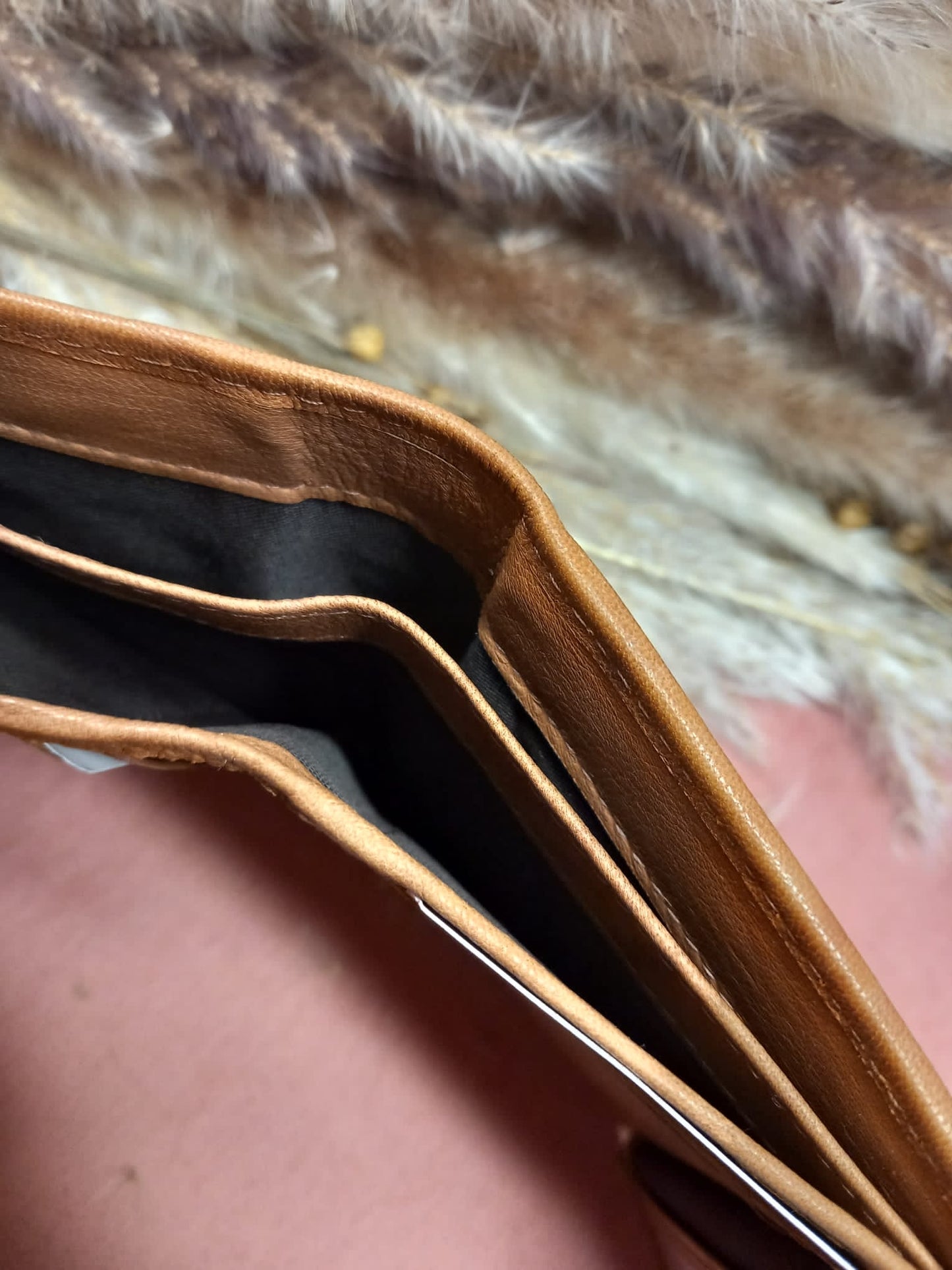 Cartera con RFID de Piel en Marrón con diferentes departamentos.