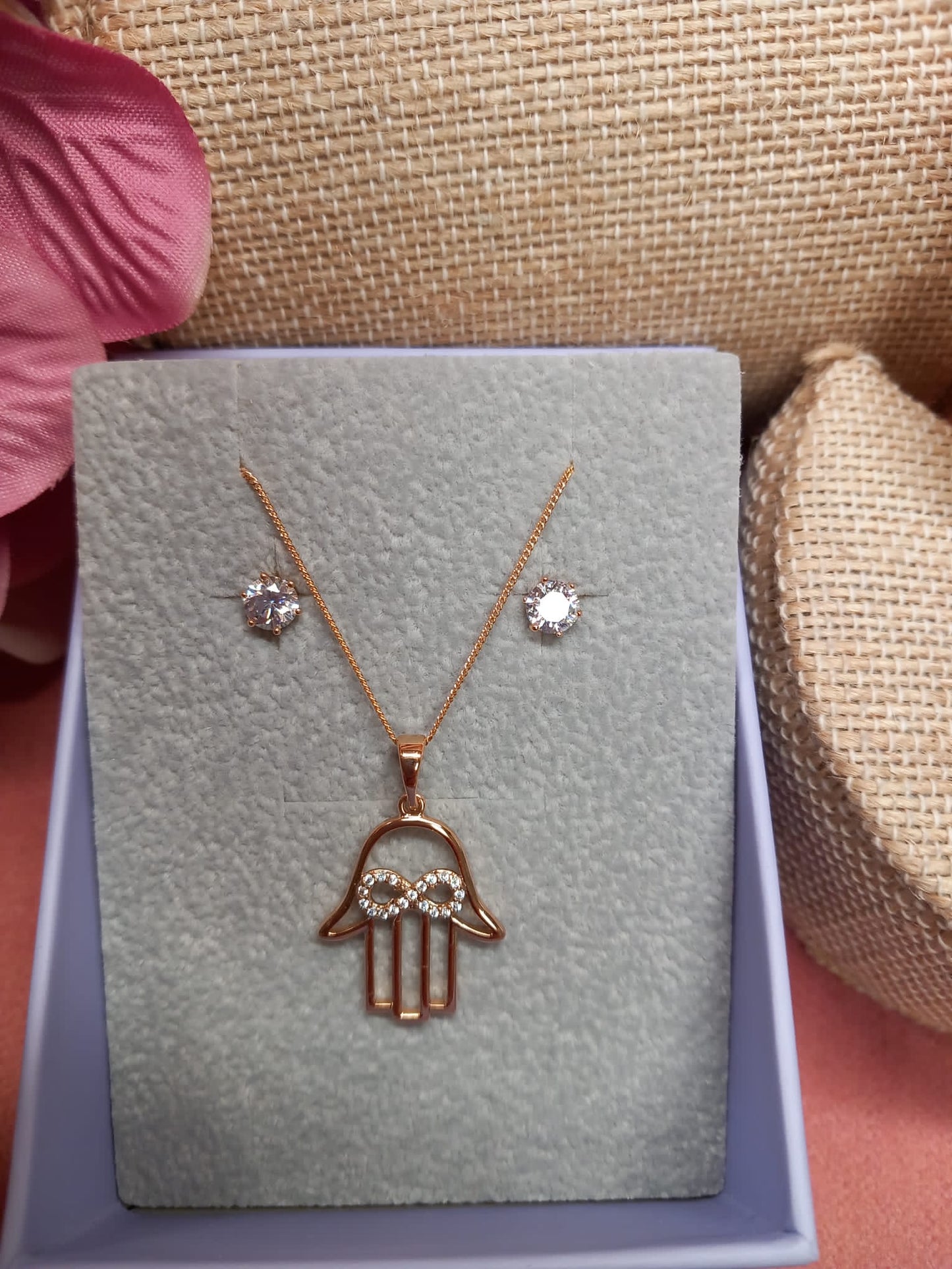 Conjunto Pendientes de Brillante Tuerca de Acero + cadena + colgante de brillantes efecto Swarovski MANO DE FÁTIMA con INFINITO.