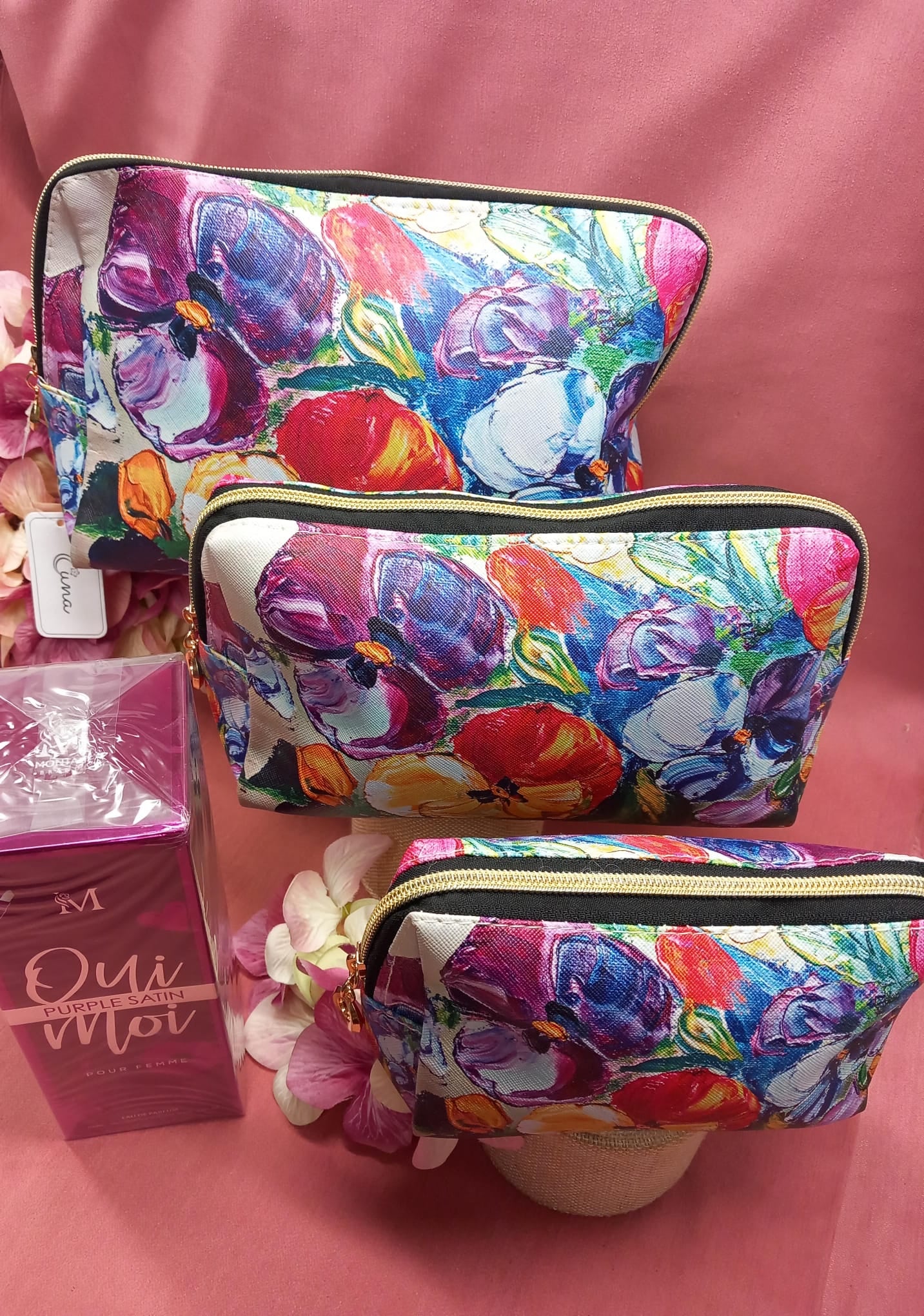 TOILET AND PERFUME SET
Set 3 Toilet Bags + GIFT PERFUME. 100ml