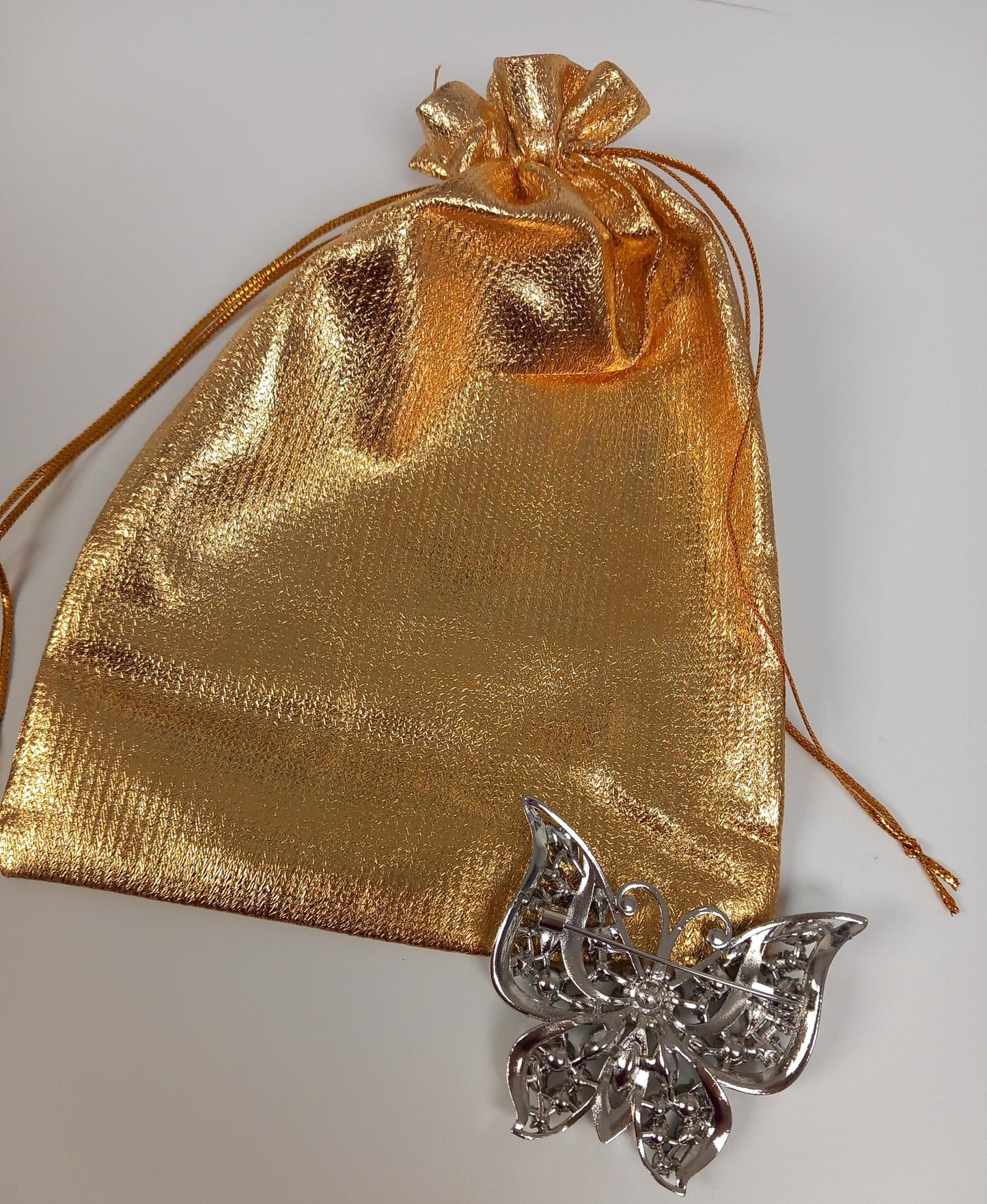 Broche papillon en cristal blanc