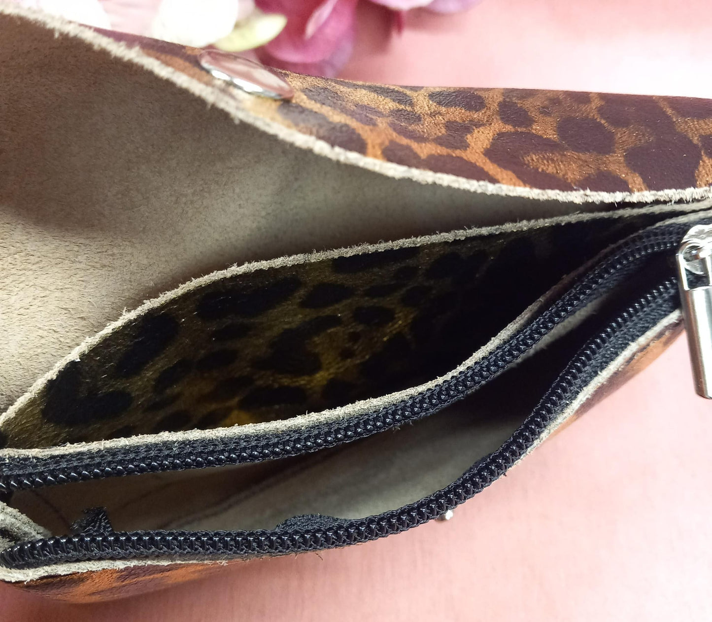 Cartera y monedero con estampado animal print en piel