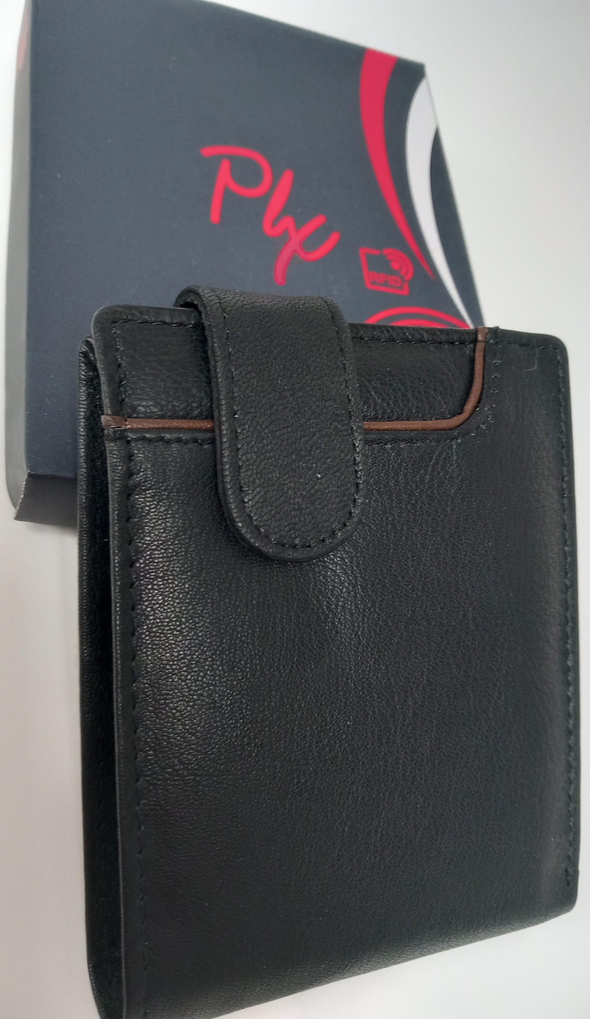 Portefeuille en cuir marron avec différents départements. Avec RFID