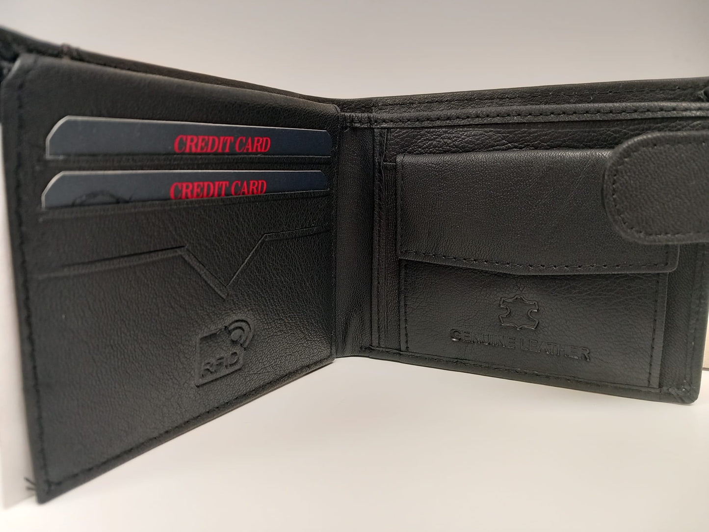 Portefeuille en cuir marron avec différents départements. Avec RFID