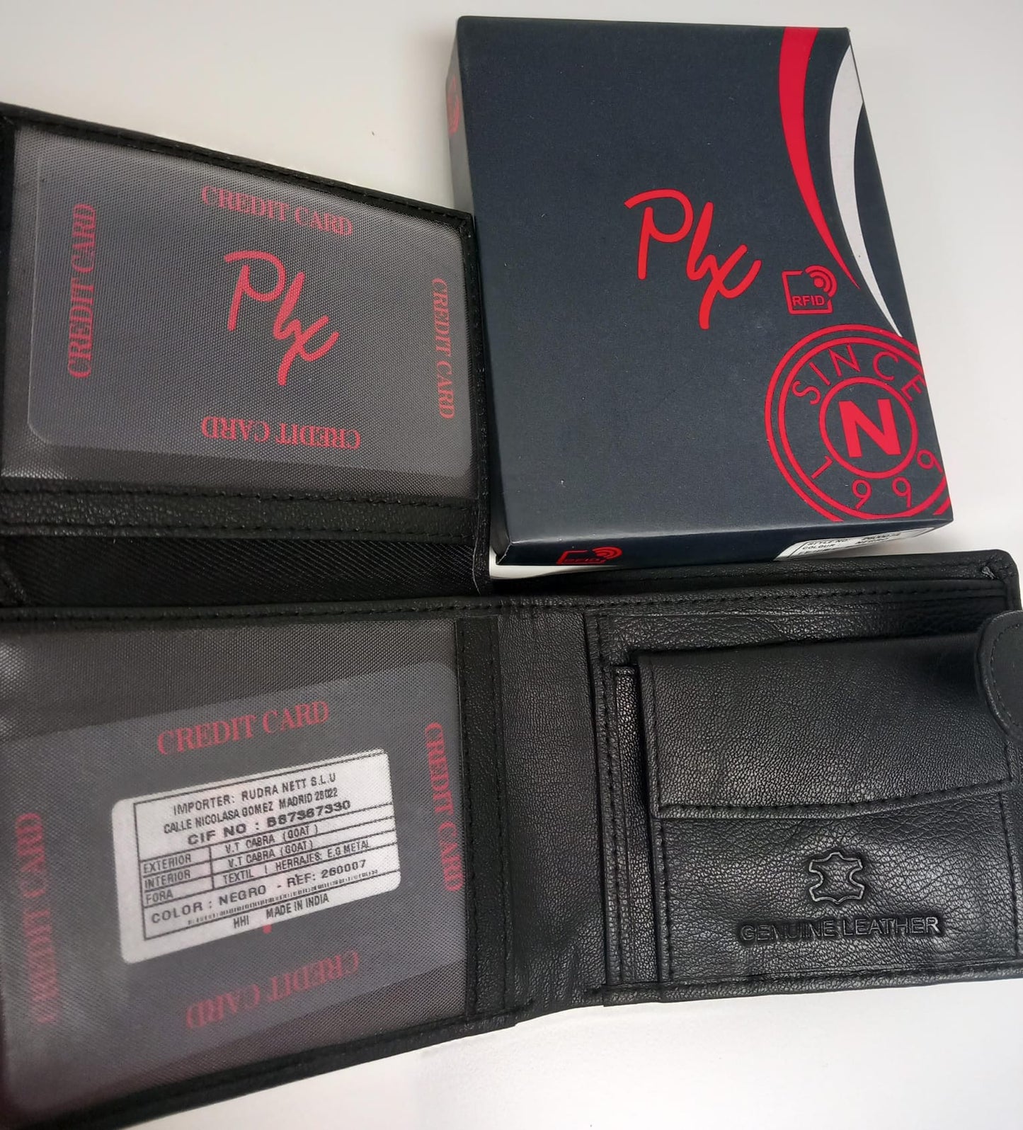 Portefeuille en cuir marron avec différents départements. Avec RFID