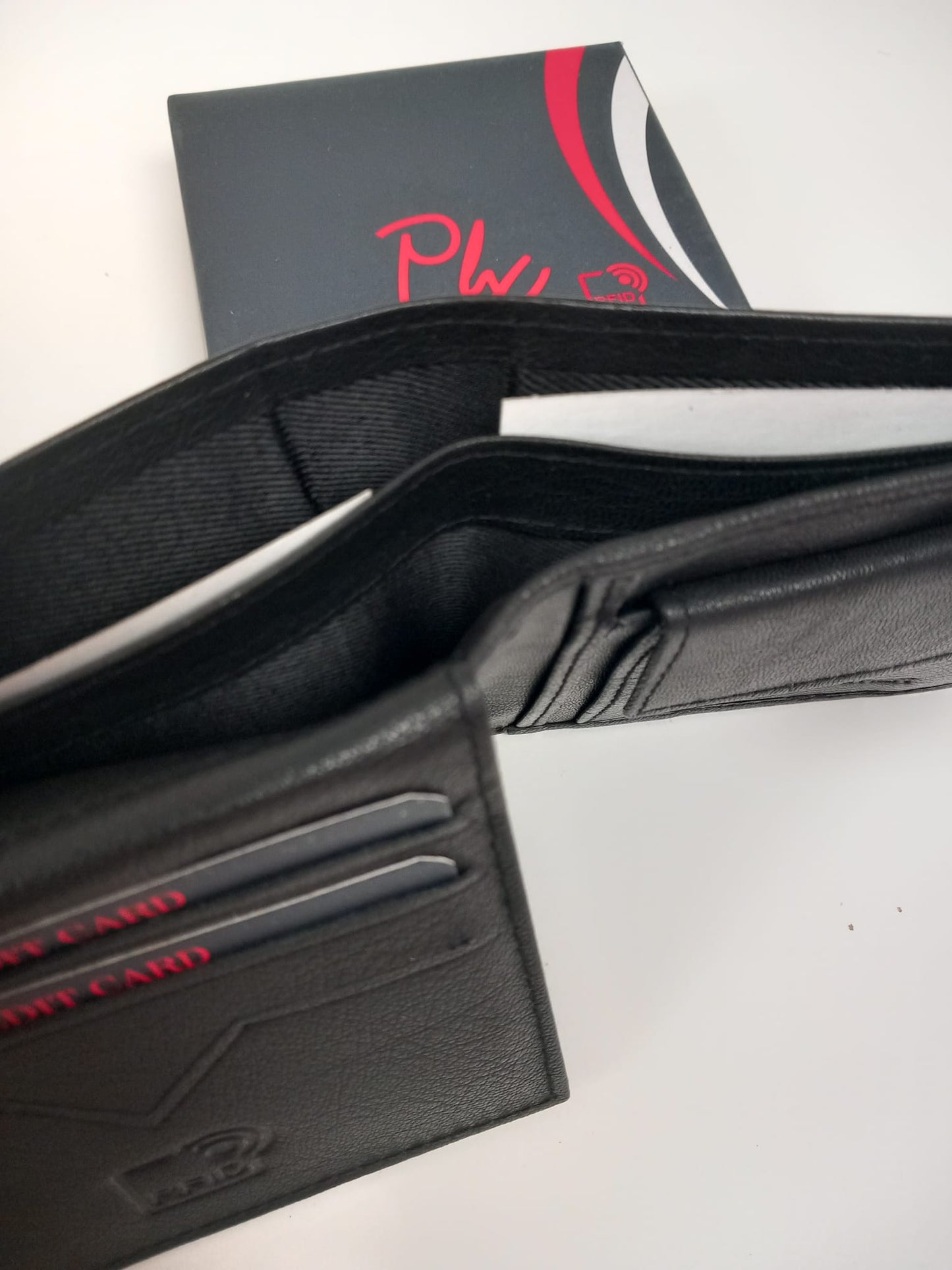 Portefeuille en cuir marron avec différents départements. Avec RFID