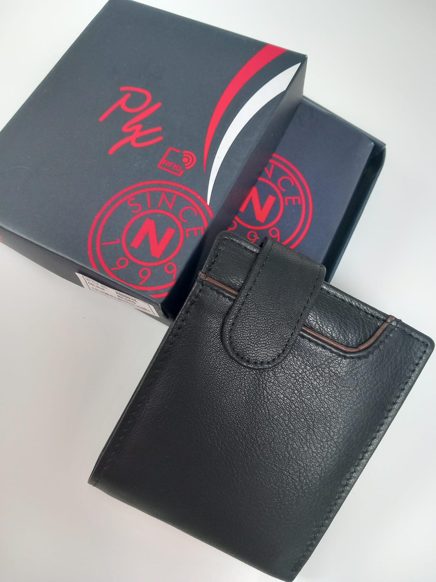 Portefeuille en cuir marron avec différents départements. Avec RFID