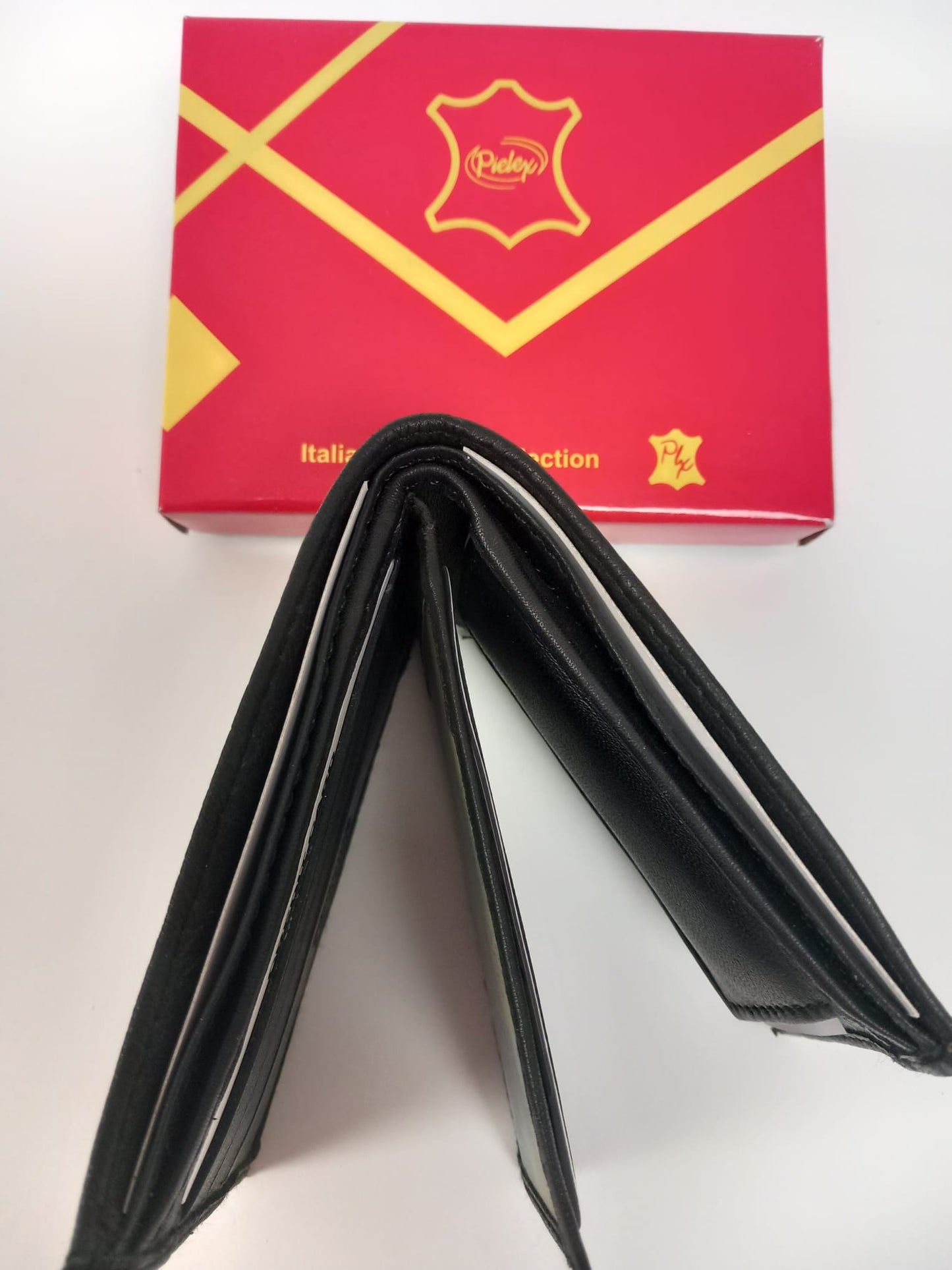 Cartera de Piel en Negro con diferentes departamentos.