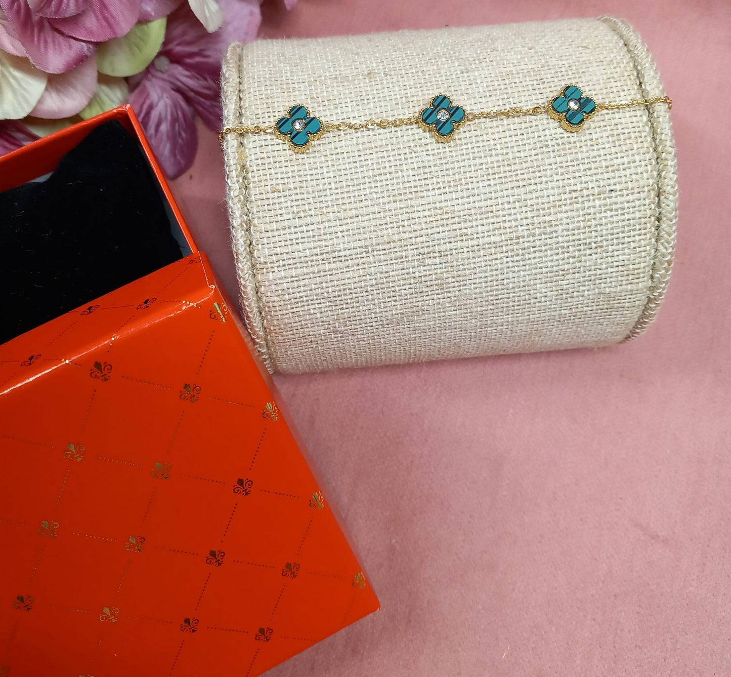 Pulsera 3 tréboles con circonitas baño de oro.