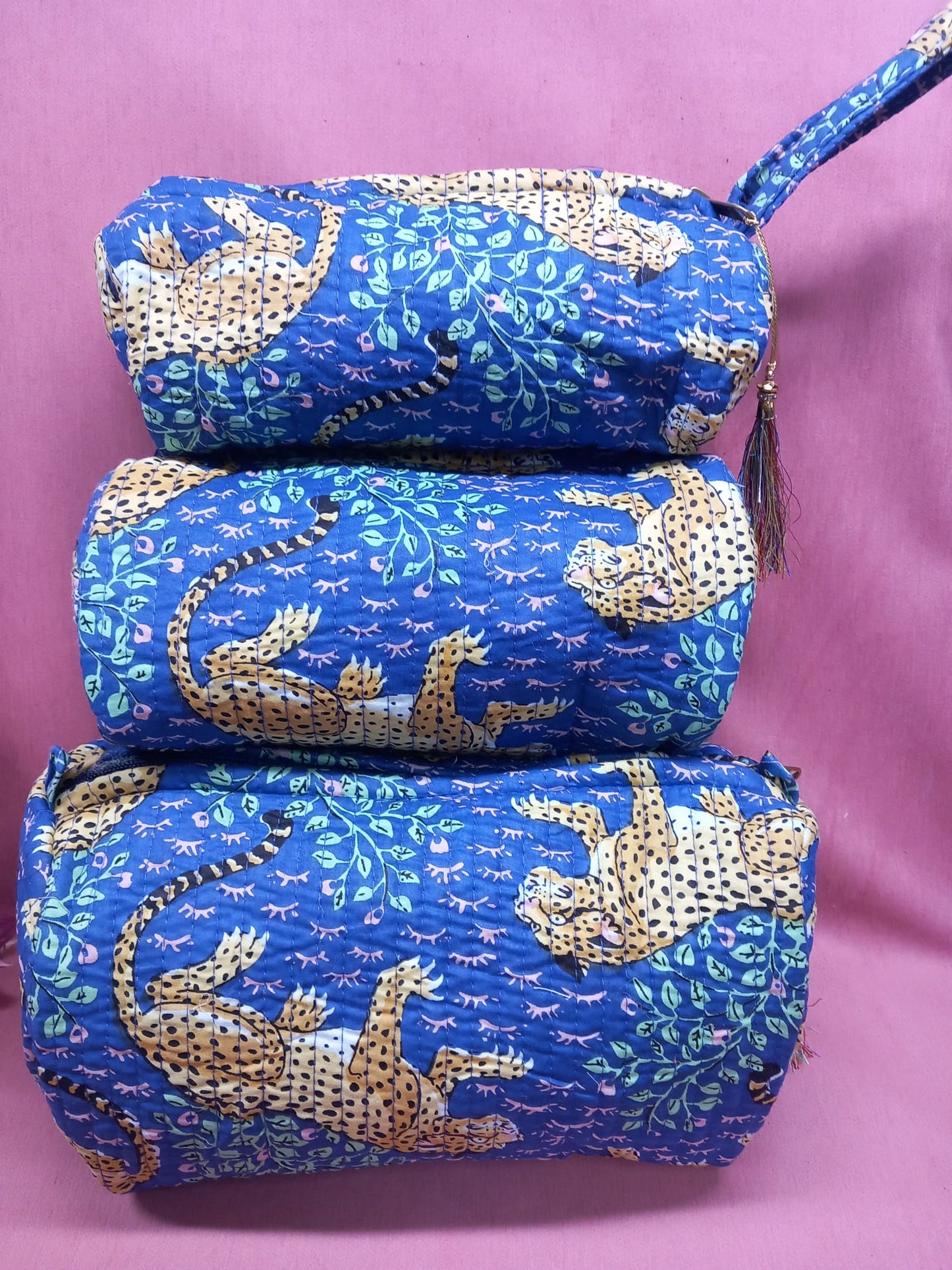 Juego de 3 neceseres acolchados de algodón estampado India.