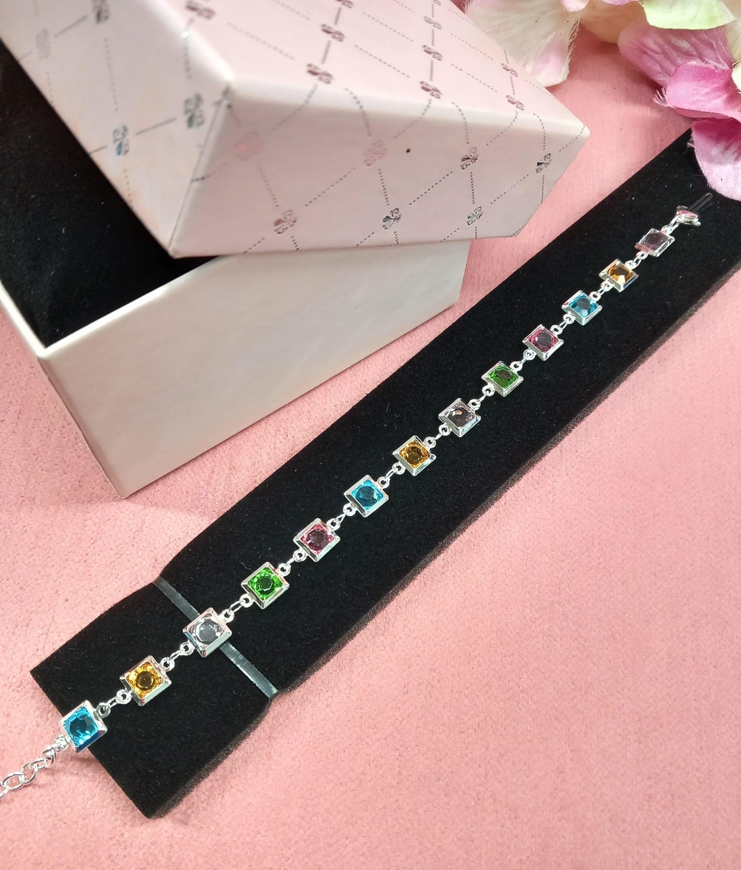 Bonita pulsera de colores bañada en plata