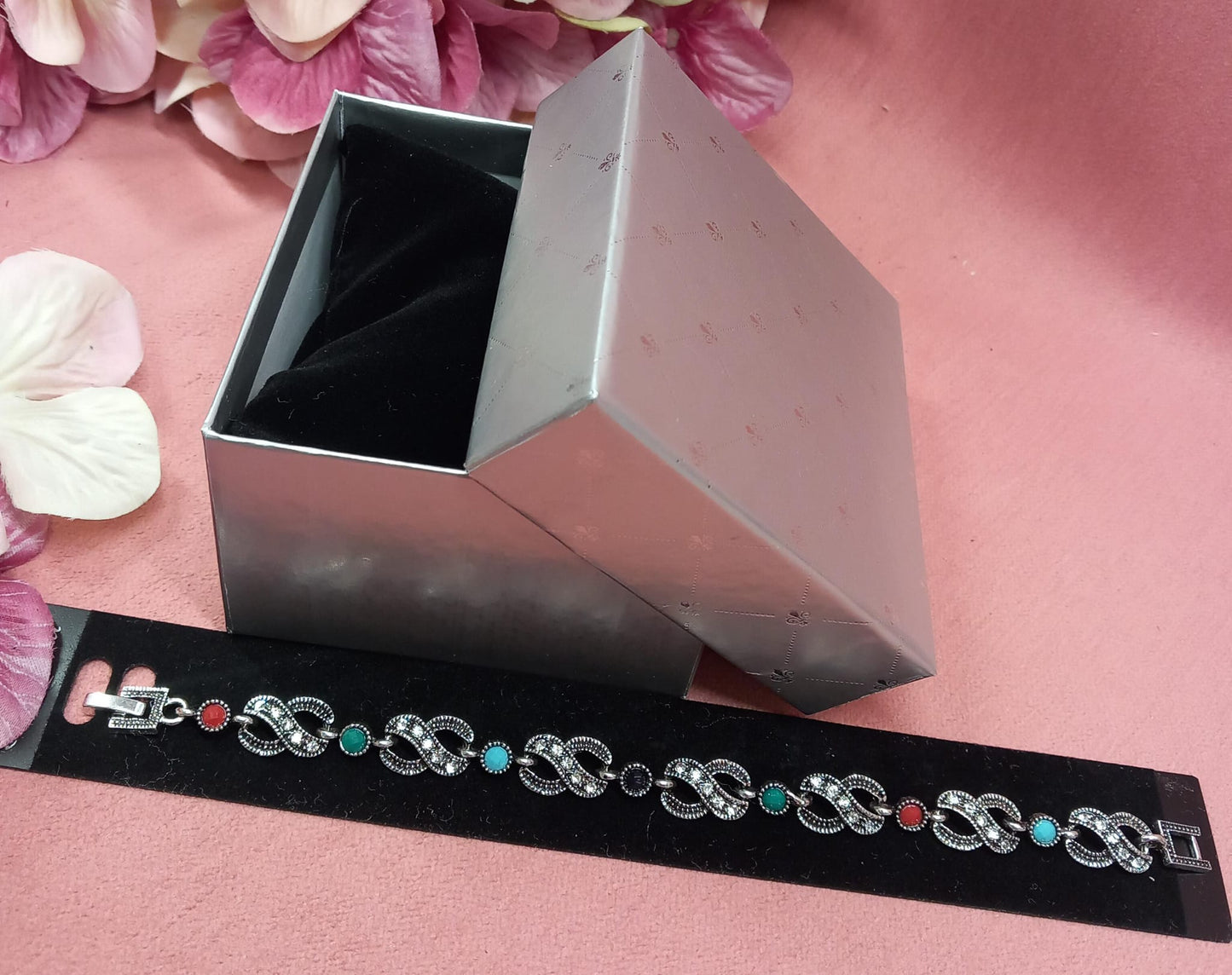 Pulsera estilo victoriano con símbolo infinito y brillantitos con piedras de colores.